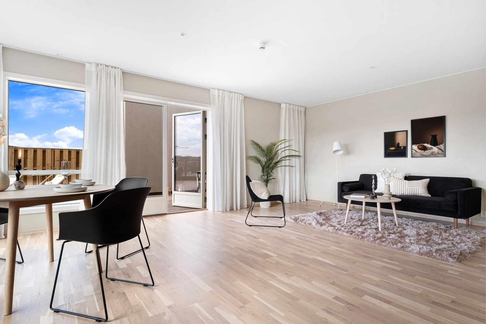 Store og gode vindusflater gir rikelig med naturlig lys, noe som bidrar til en hyggelig og luftig romfølelse. Galleribilde