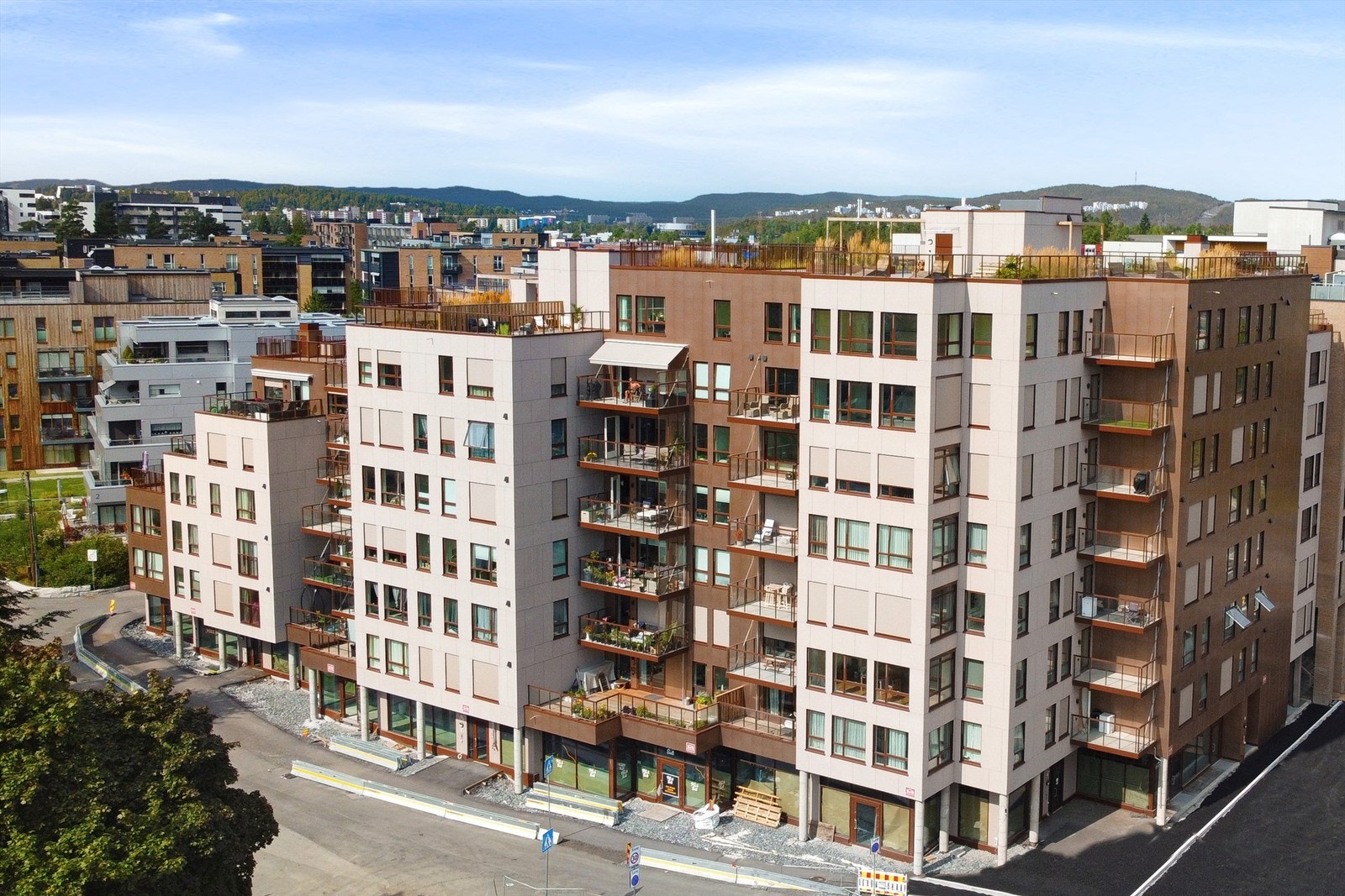 I første etasje blir det spisesteder, caféer og butikker, noe som vil bidra til å skape et urbant kvartal. Galleribilde