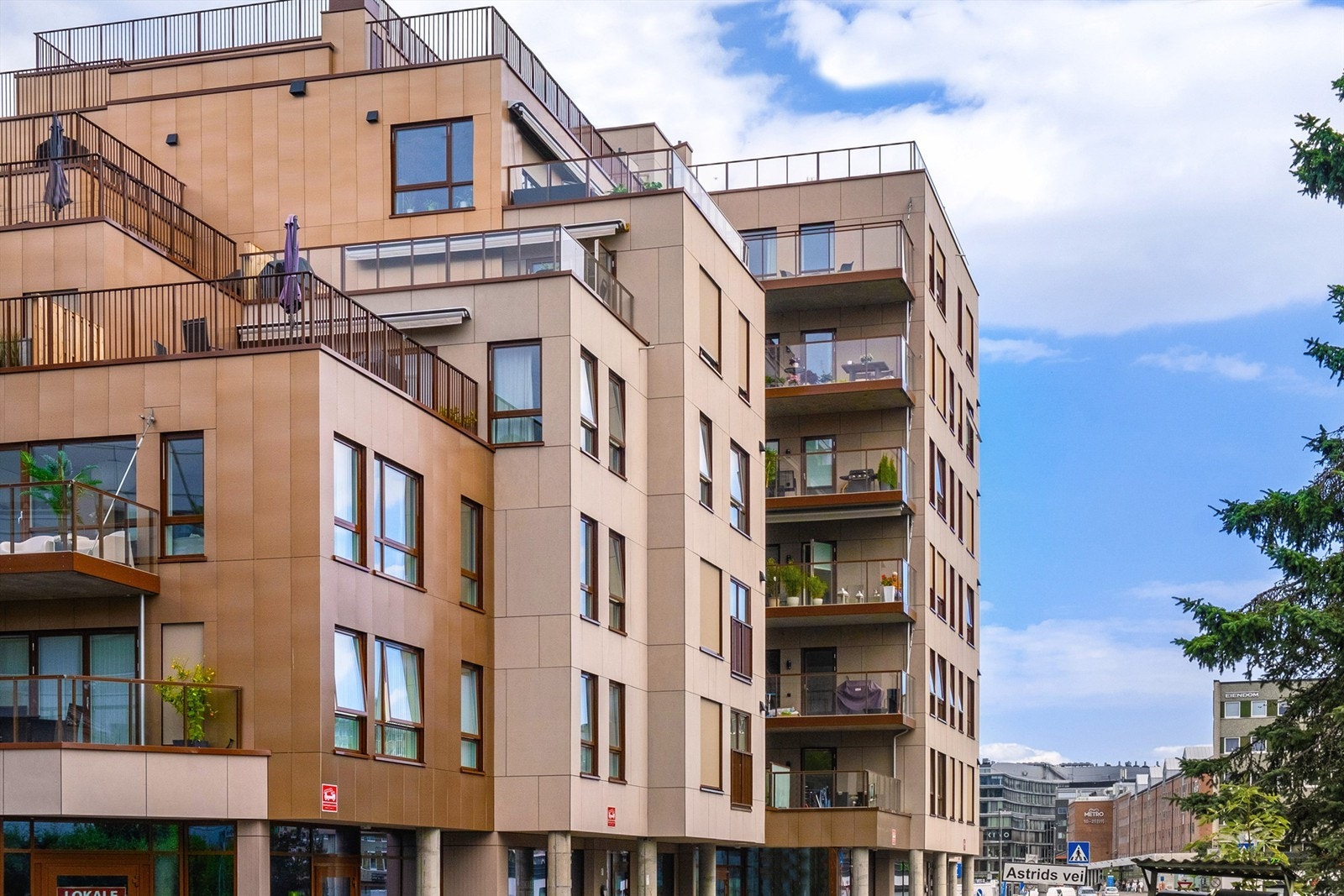 Bygget har et spennende og særpreget uttrykk, med variasjon i materialbruk og struktur, samt flotte detaljer. Prosjektet er tegnet av Dark Arkitekter. Galleribilde