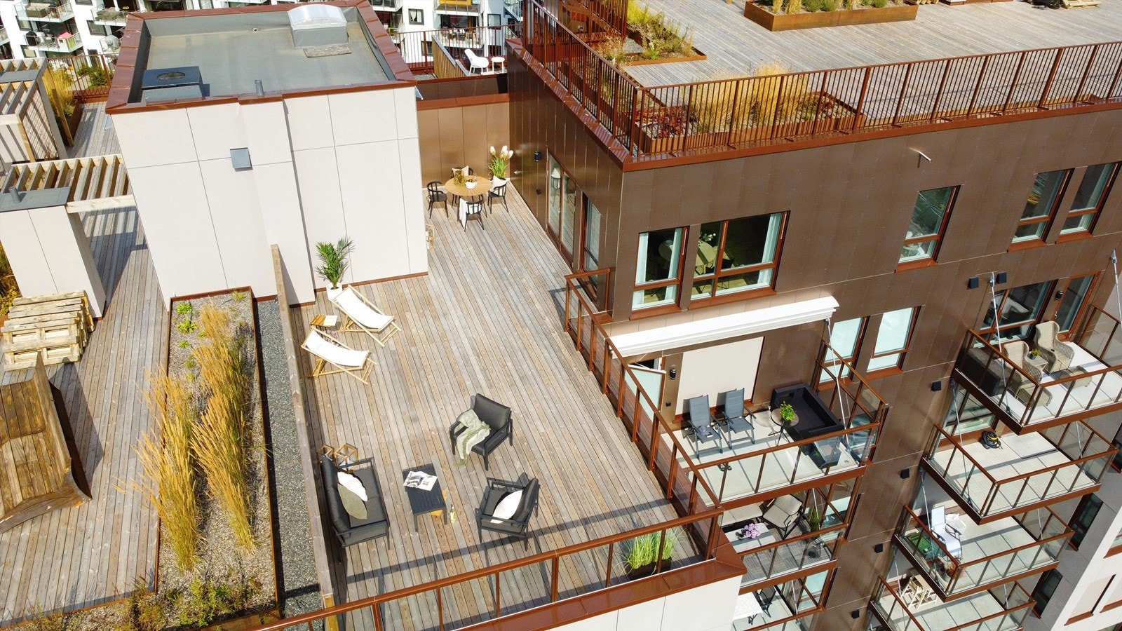 Med en god intern beliggenhet i front på hjørnet har du fra takterrassen vidstrakt utsikt over Lørenskog og Skårersletta. Galleribilde