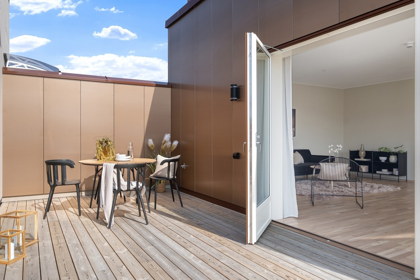 Med en flott tofløyet glassdør har du muligheten til å kombinere og forlenge stuen med takterrassen. Galleribilde