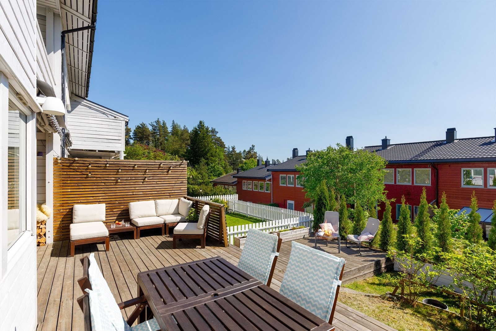 Med utgang fra stuen har man stor, skjermet og solrik terrasseplatting med nedgang til hage. Galleribilde