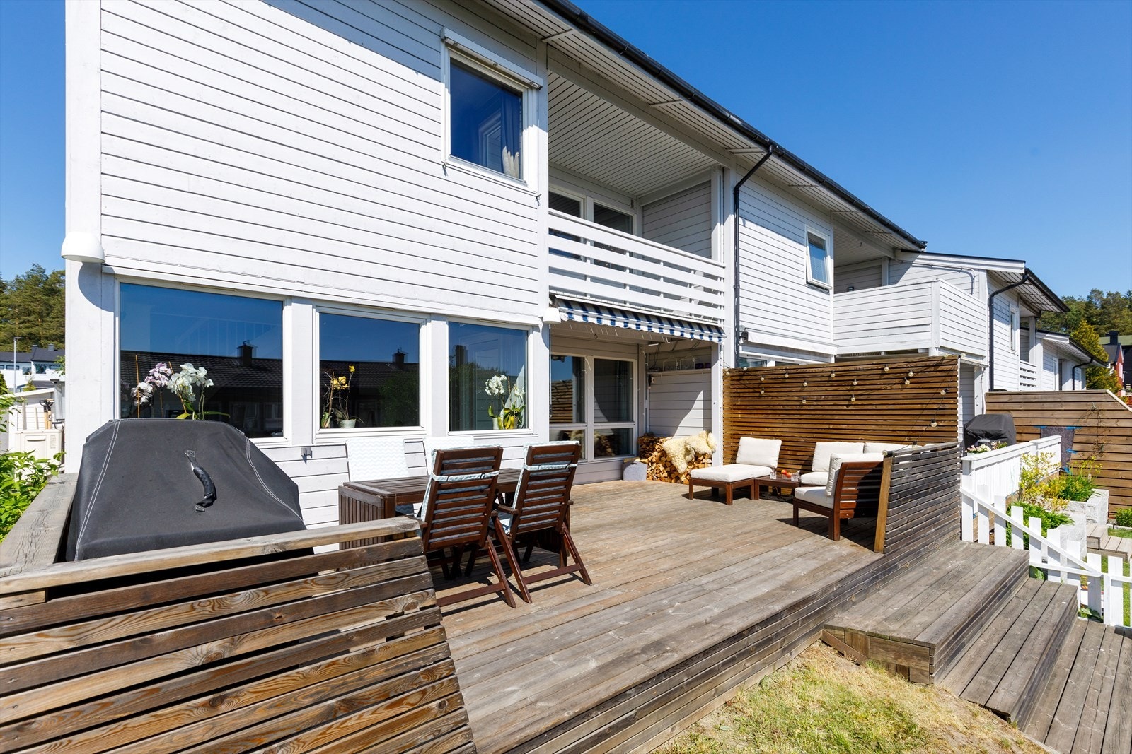 Koselig og skjermet uterom med god plass for lounge, spisebord og grill. Galleribilde