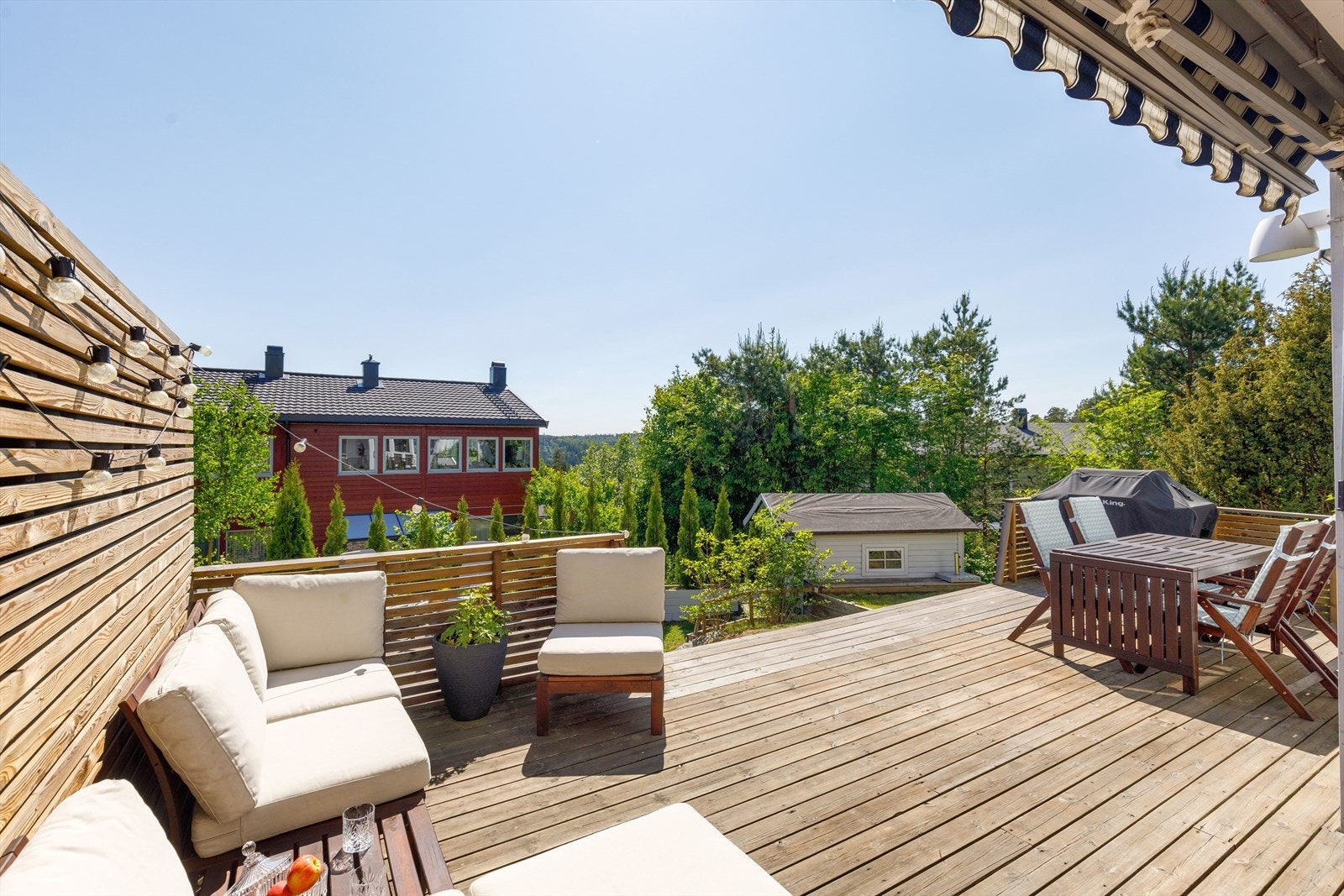 Trivelig og solrik terrasseplatting med fint utsyn. Galleribilde