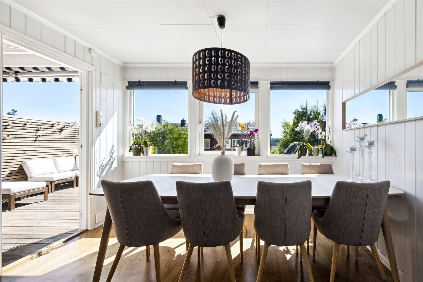 Store deilige lysflater i stuen. Galleribilde