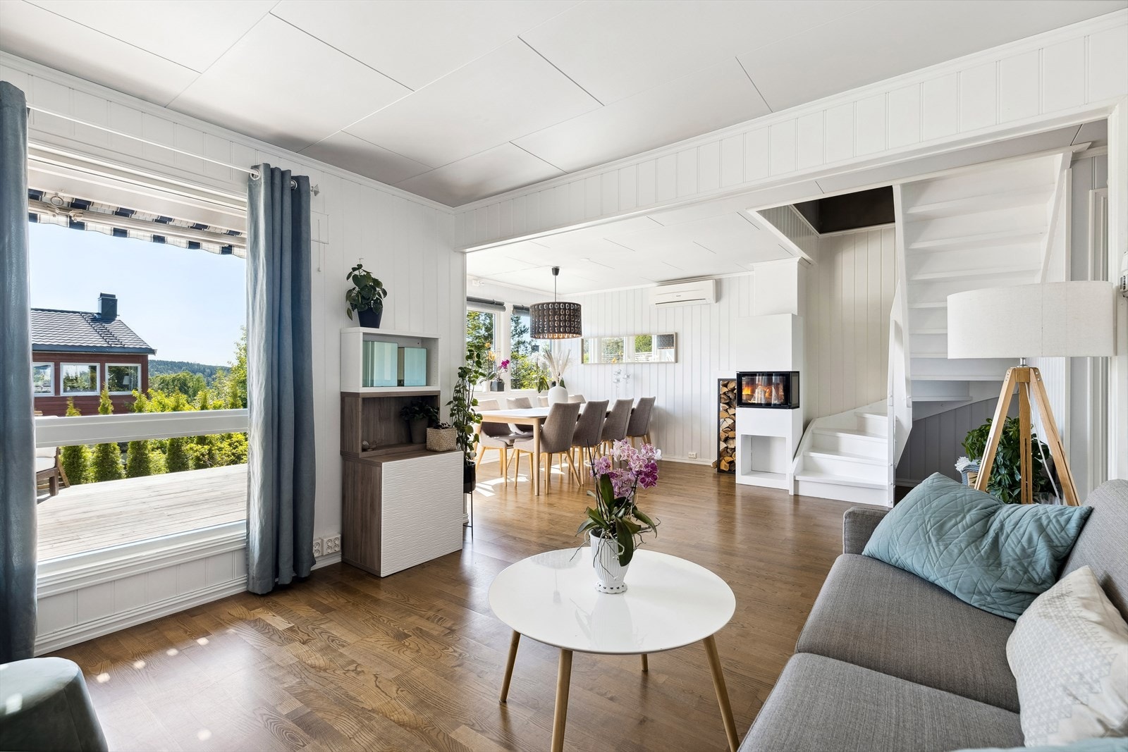 Stuen har god og naturlig plass for spisestue og salong. Det er utgang til stor og usjenert terrasseplatting med fine sol- og utsiktsforhold. Galleribilde