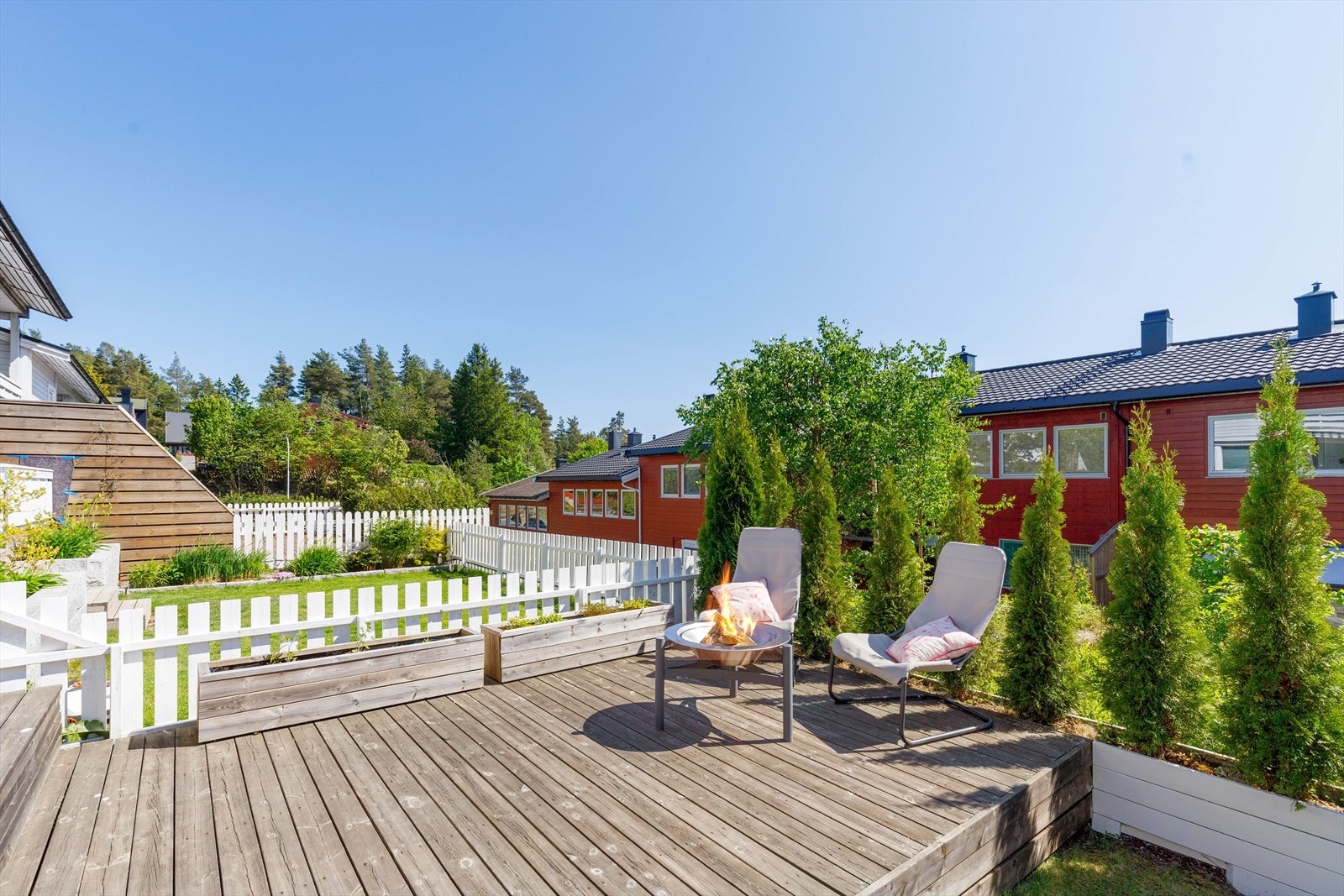 Terrasseplatting i flere nivåer gjør det enkelt å lage flere soner for hygge. Galleribilde