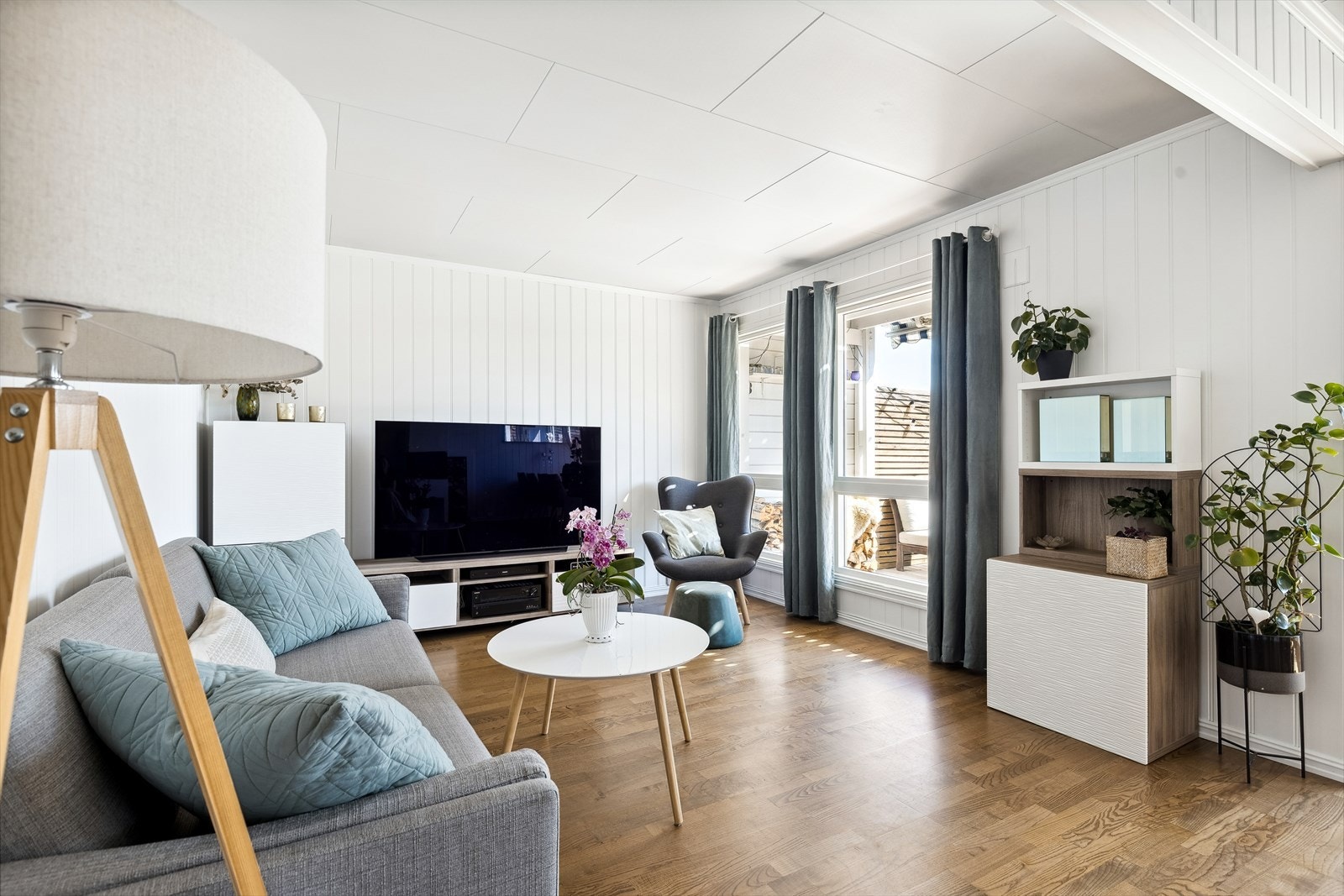 De store vindusflatene slipper inn godt med naturlig lys som gir rommet en fin atmosfære. Galleribilde