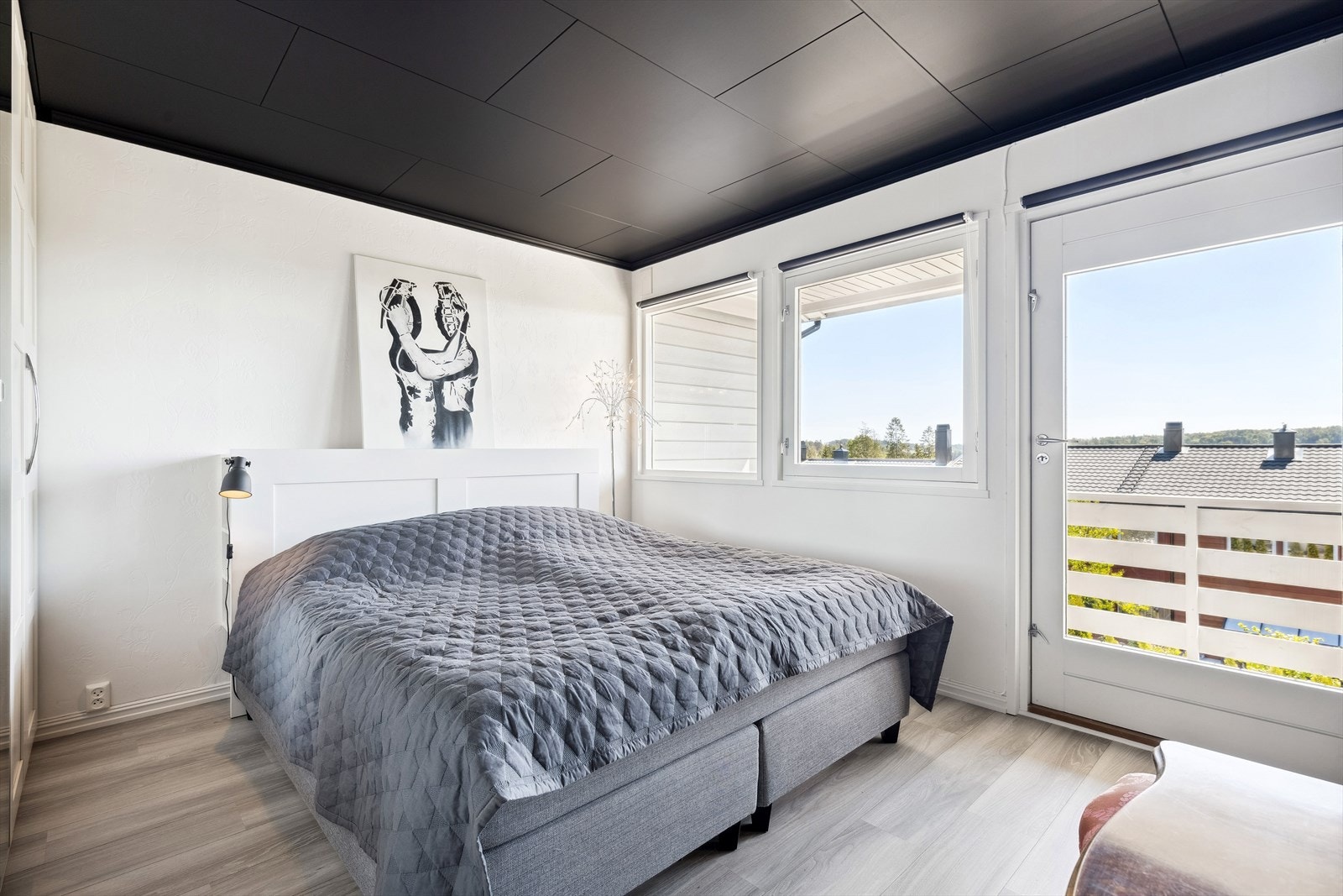 Hovedsoverommet har fin størrelse og romslig garderobeskap. Det er utgang til balkong med gode solforhold og fin utsikt. Perfekt for å trekke seg tilbake med noe godt i glasset. Galleribilde
