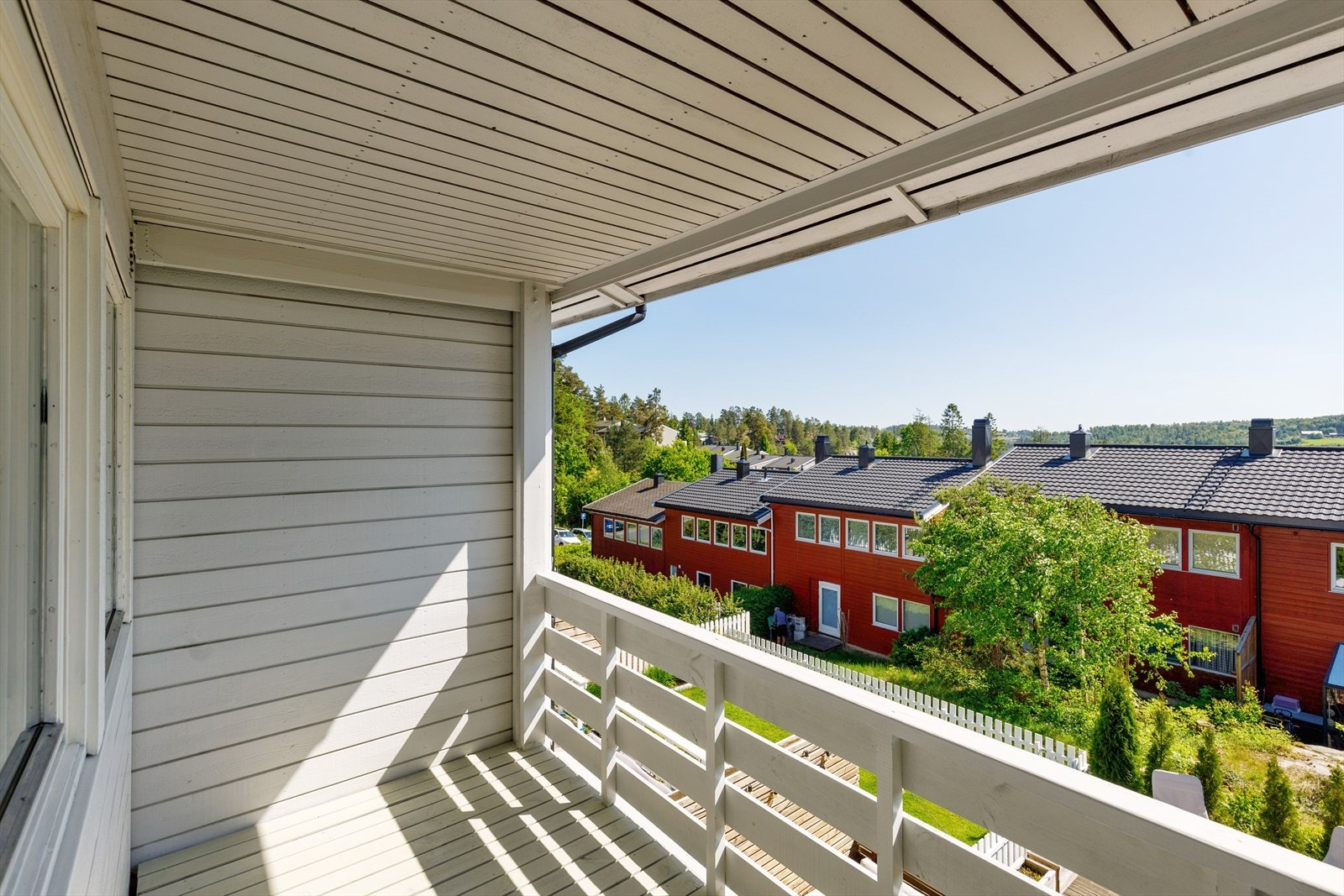 Fra hovedsoverommet er det utgang til overbygd balkong på cirka 6 kvm med fint utsyn. Galleribilde