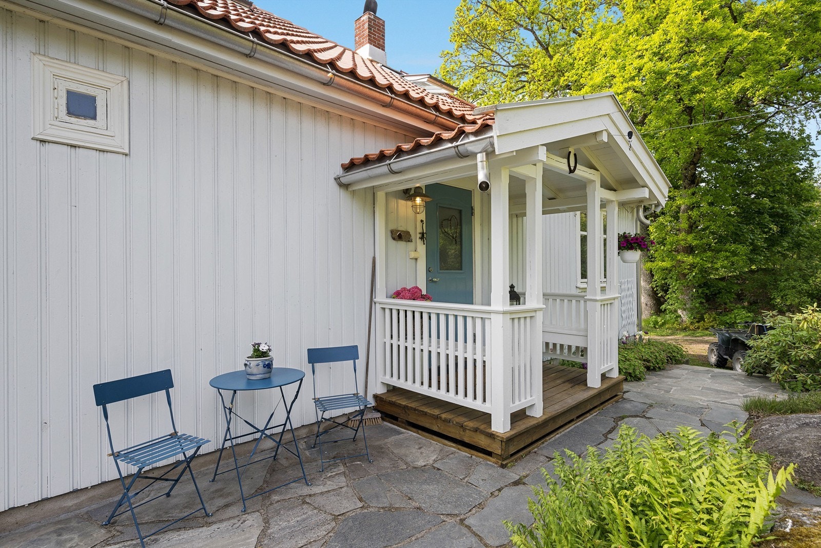 Huset er omgitt av hyggelige sitteplasser Galleribilde