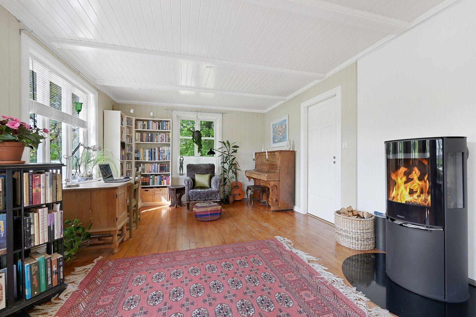 Det er skyvedør inn til kjøkkenet fra stuen Galleribilde