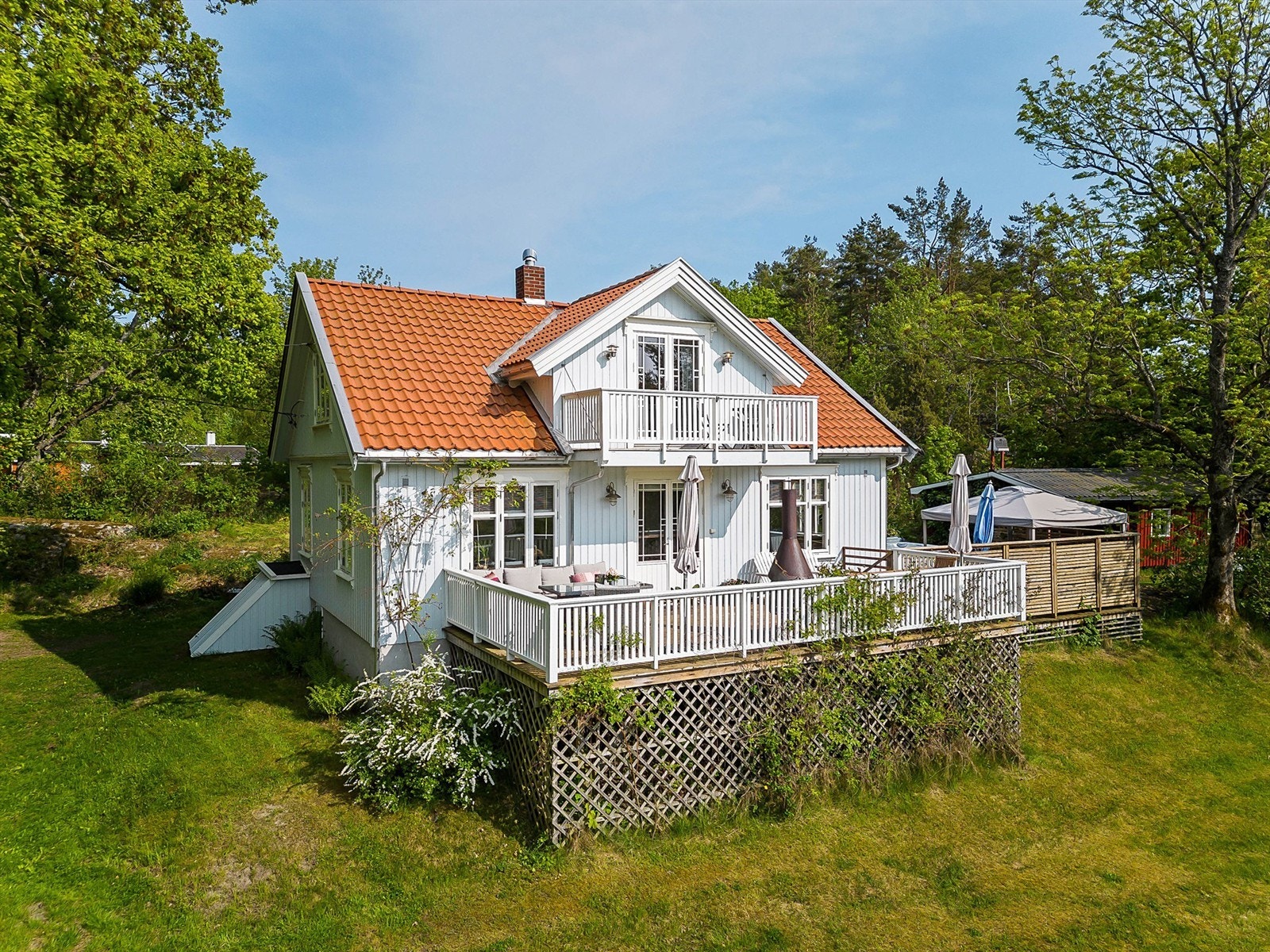Et klassisk og koselig enebolig over 2 plan og en kjeller med inn- og utvendig adkomst Galleribilde