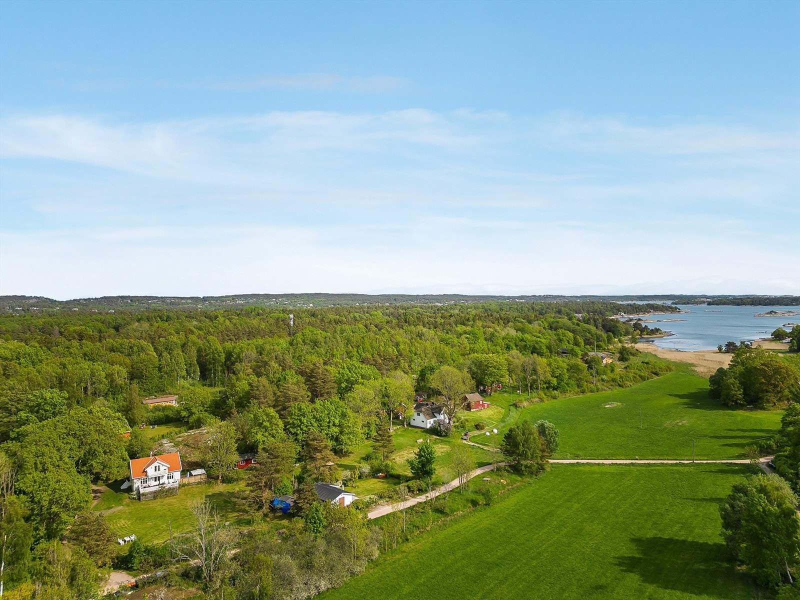 Landskapet egner seg perfekt for oppdagelsesferd på sykkel eller til fots Galleribilde