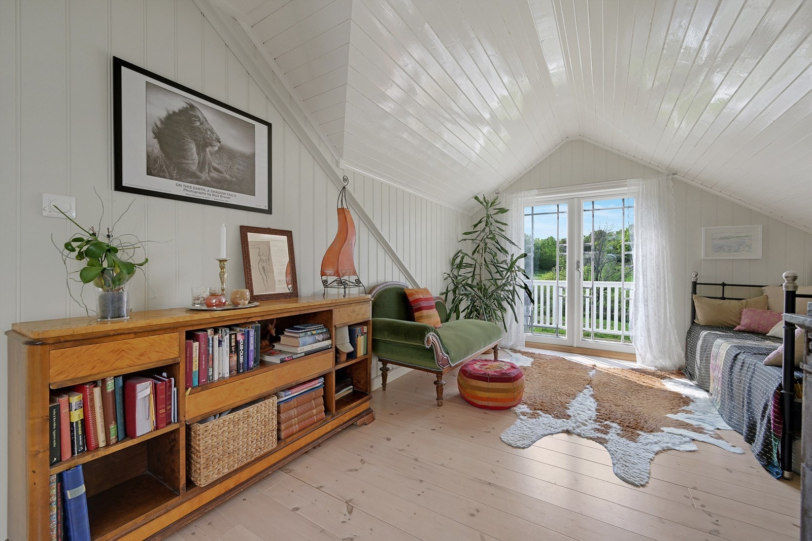 Loftstue med tilkomst til 2 soverom og balkong Galleribilde