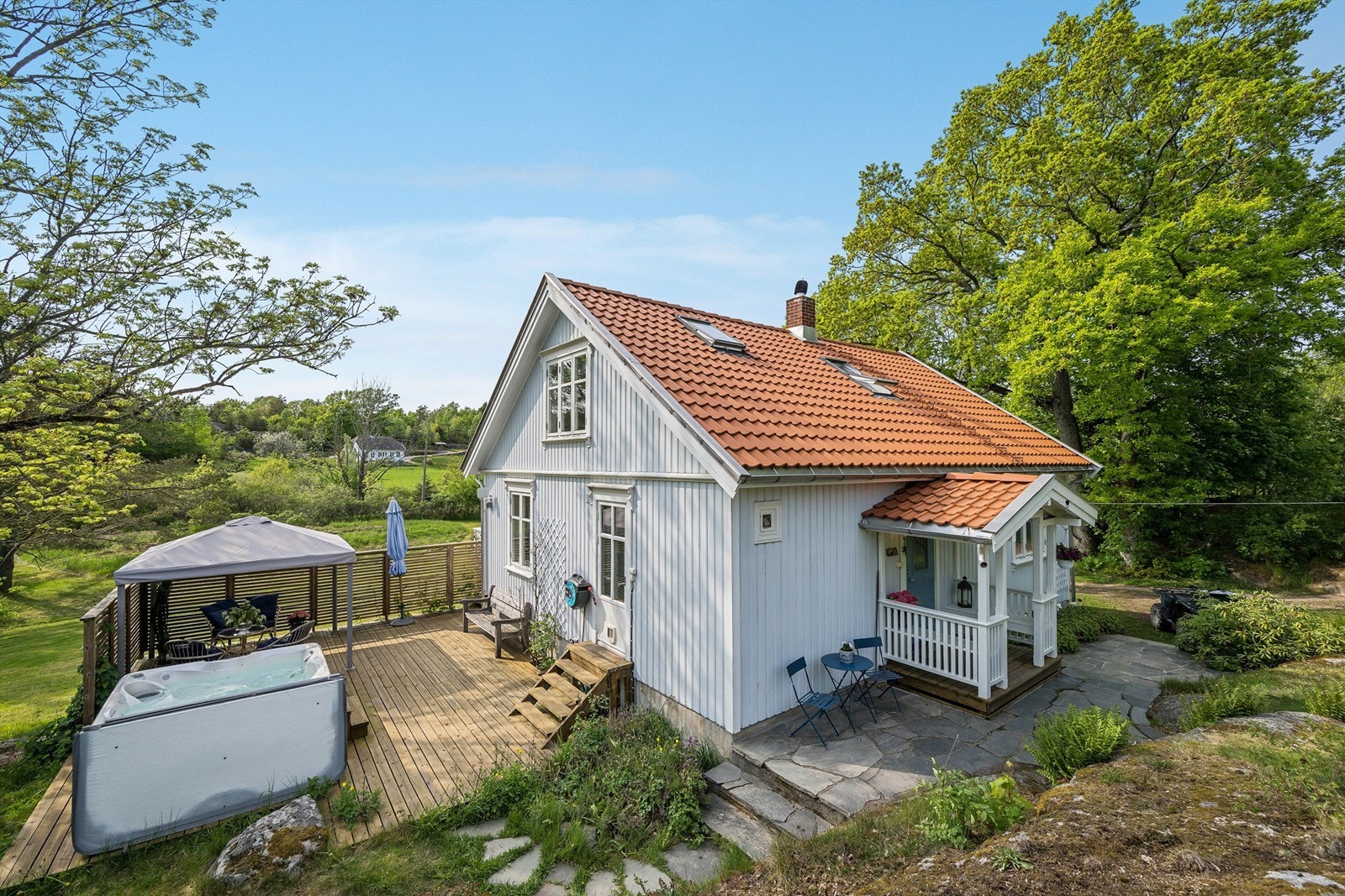 Herlige uteplasser på terrasse, plattinger og stenlagte områder rundt huset i tillegg en balkong utenfor 2. etasje Galleribilde