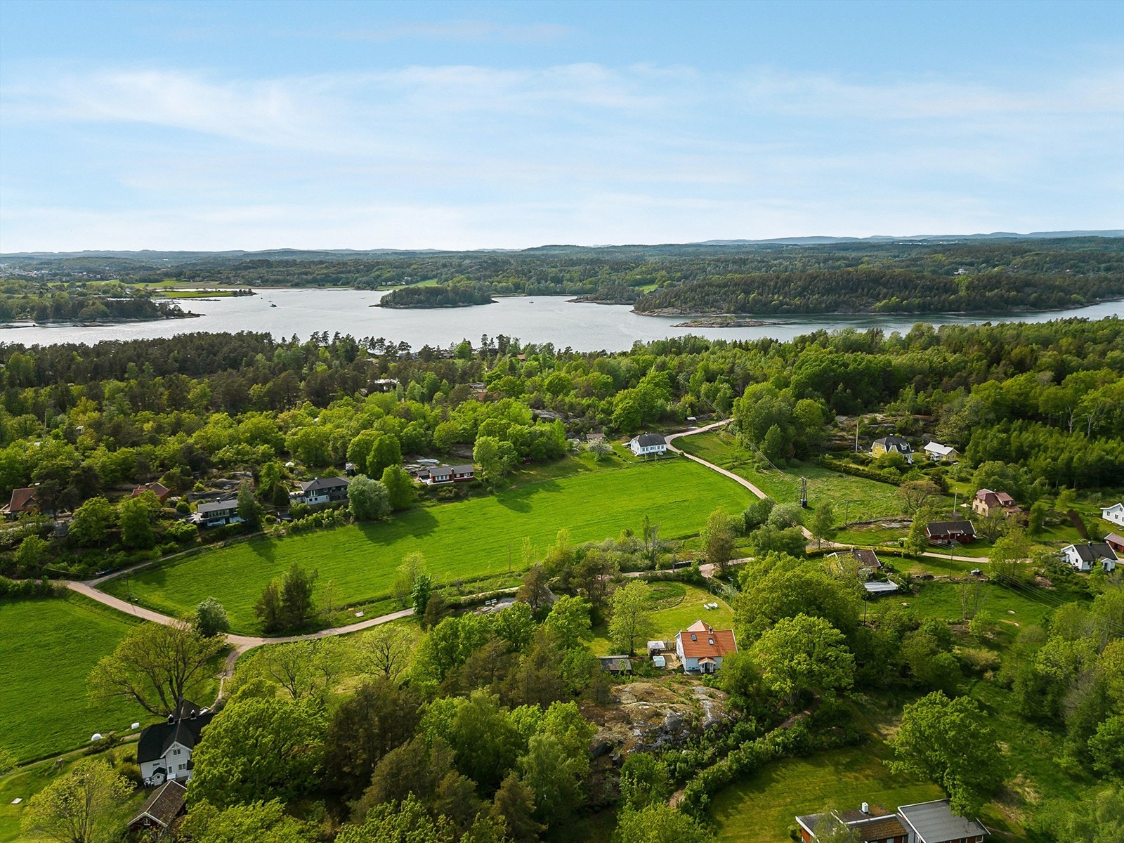 Langs grusveier og smale skogsstier tar du deg forbi åpne jorder, skogspartier og enger, og du kan selvsagt nyte et flott utsyn over skjærgården Galleribilde