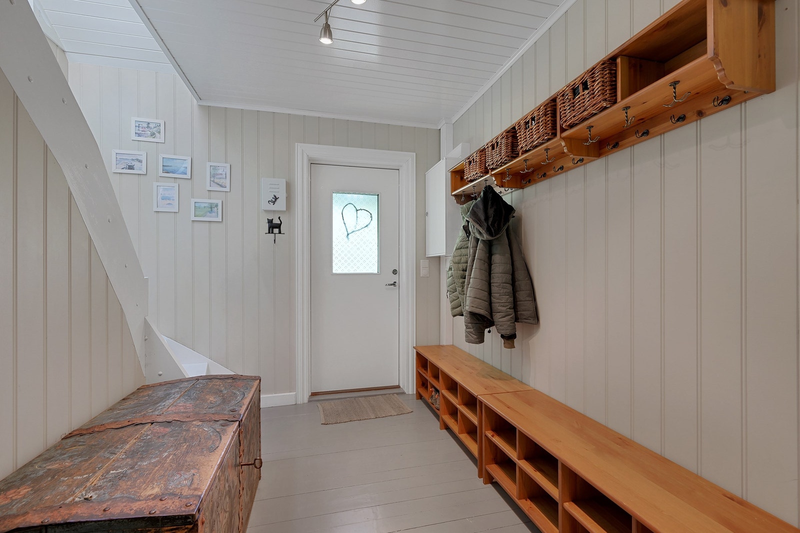 Entré og hall med trapp til øvre plan Galleribilde