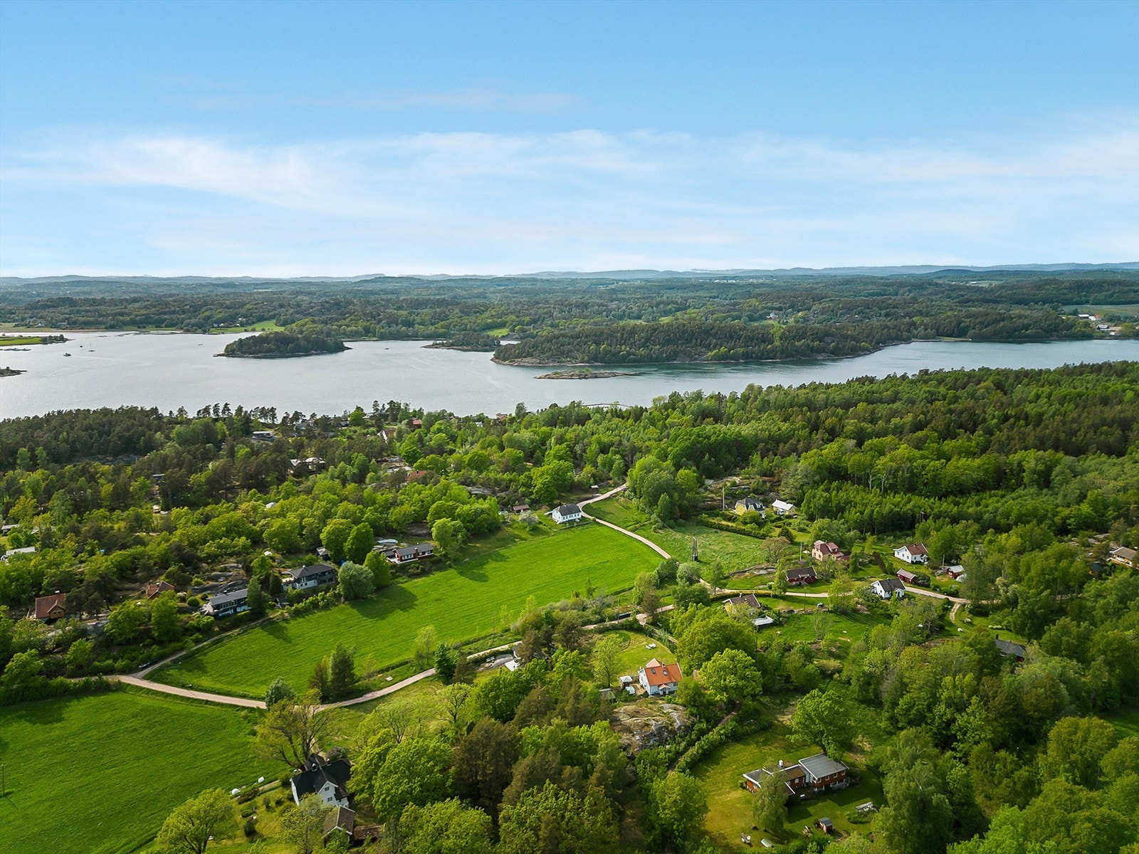 Øyas areal er 4,16 kvadratkilometer. Øya ligger ved Tønsbergfjorden, midt mellom Nøtterøy, Tjøme, Stokke og Sandefjord Galleribilde