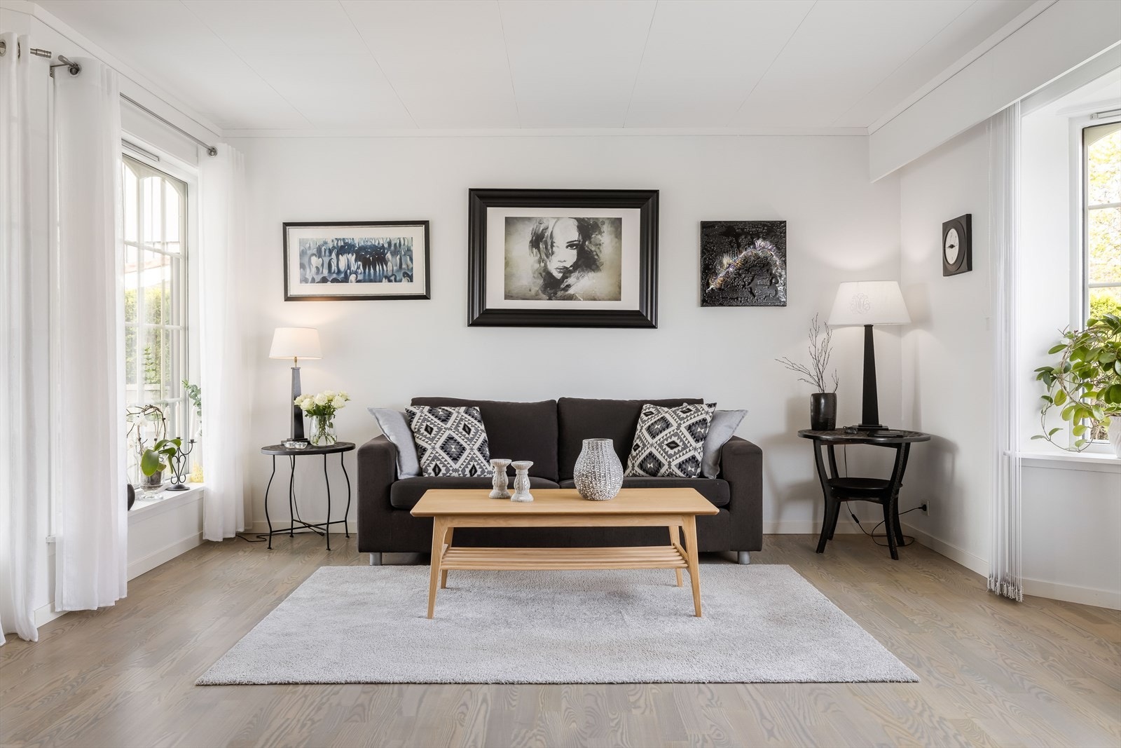 Det er lekker ask parkett på gulv, som ble slipt ned og beiset for ca. 2 år siden, samtidig som vegger og tak ble malt opp. Galleribilde