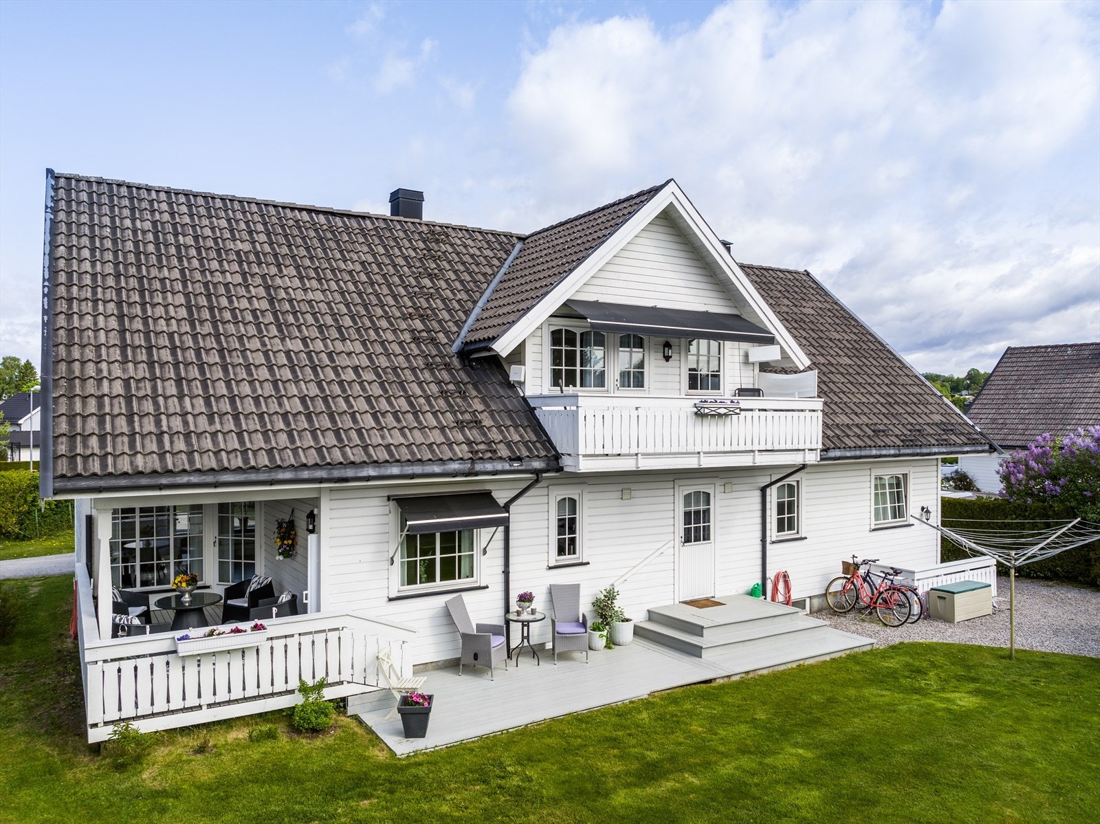 Ut fra stue i 1. etasje er det en delvis overbygget terrasse hvor du sitter lunt og skjermet til. Videre er det adkomst til en platting mot hagen, som også har adkomst inn til vaskerommet. Galleribilde