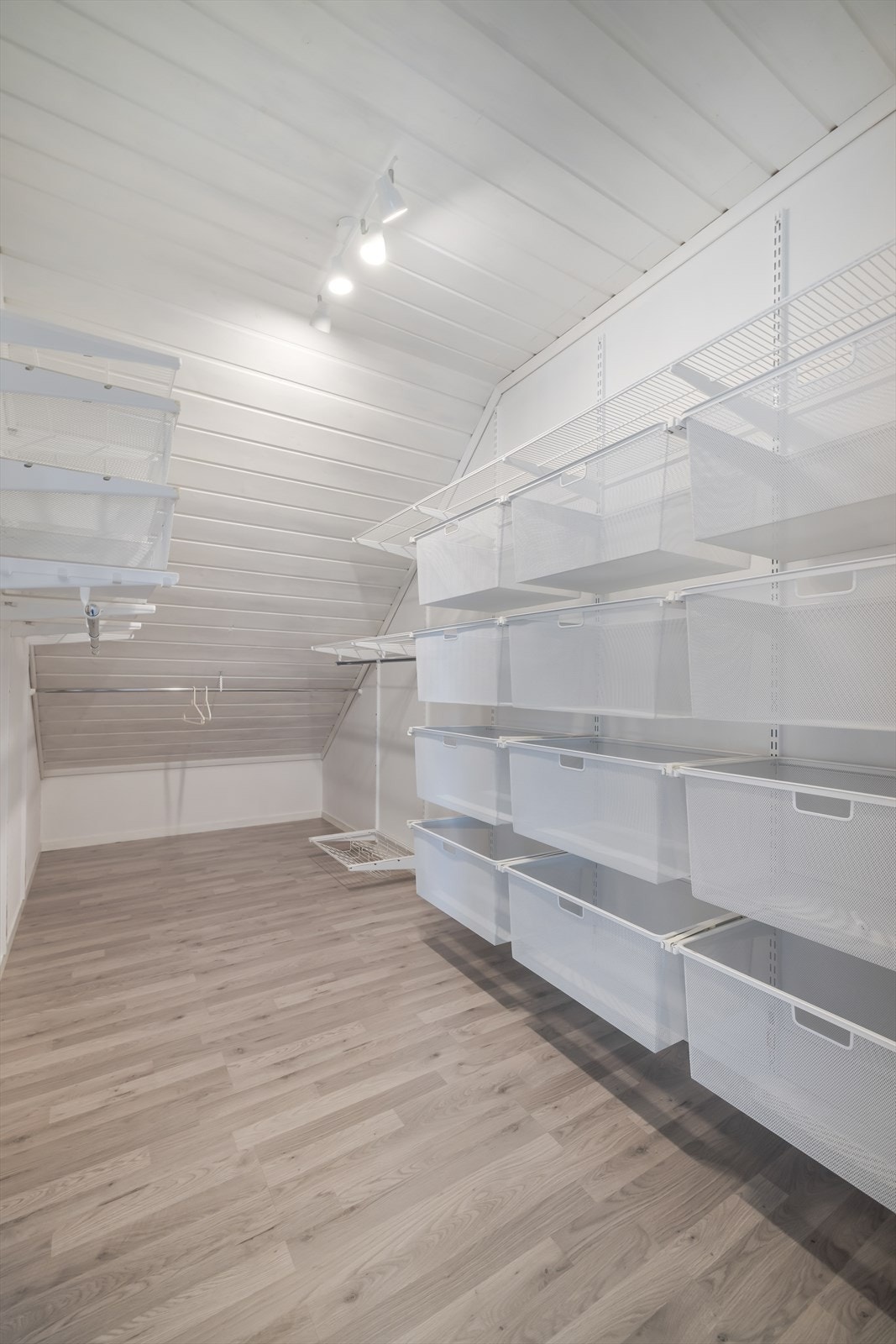 Pent garderoberom med nytt laminat gulv, hvitmalte vegger og tak. Her er det hyllesystem fra elfa som gir gode oppbevaringsløsninger. Galleribilde