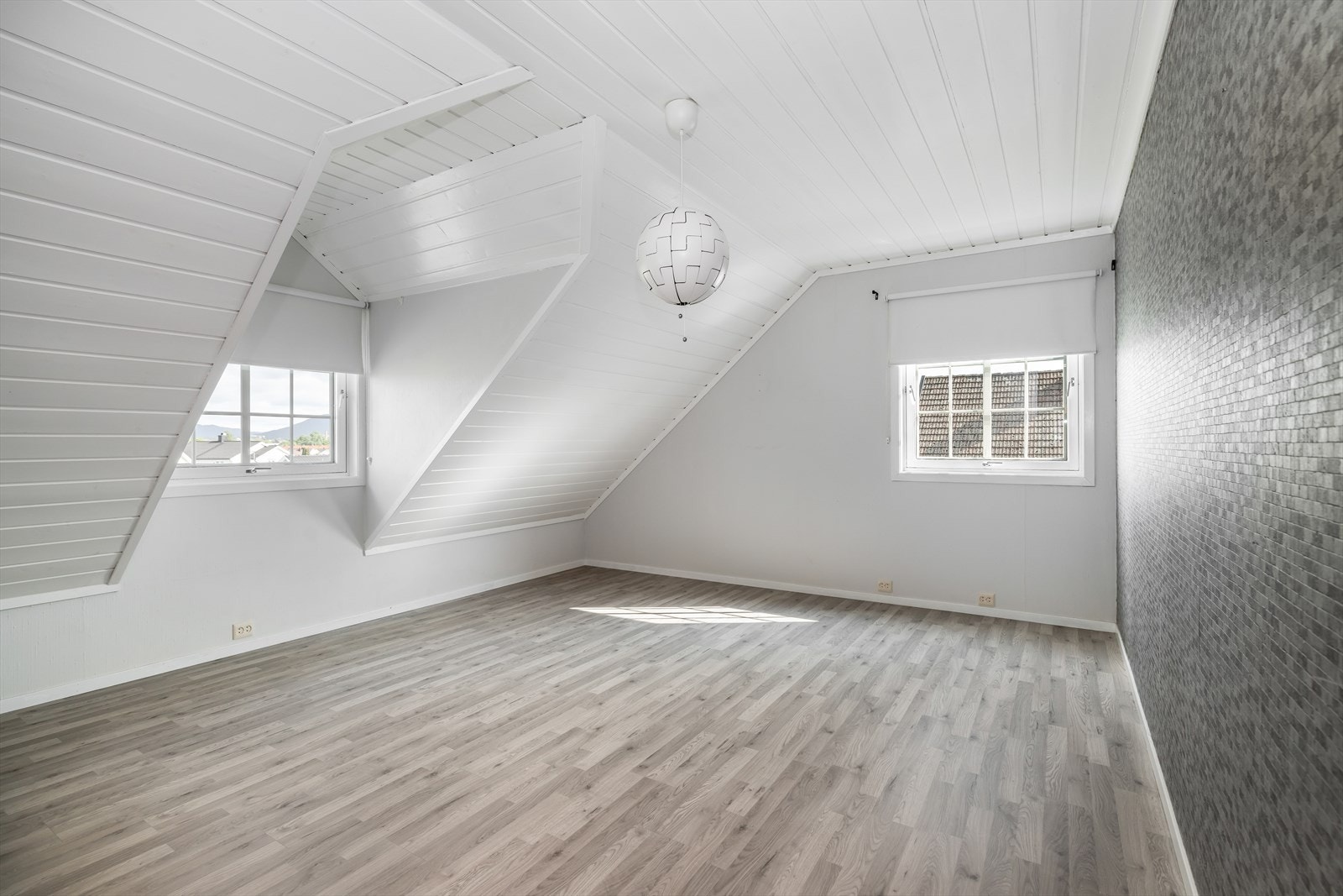 Soverommene har laminat på gulv, tapet og lysmalte vegger og hvitmalt panel i himling. Galleribilde