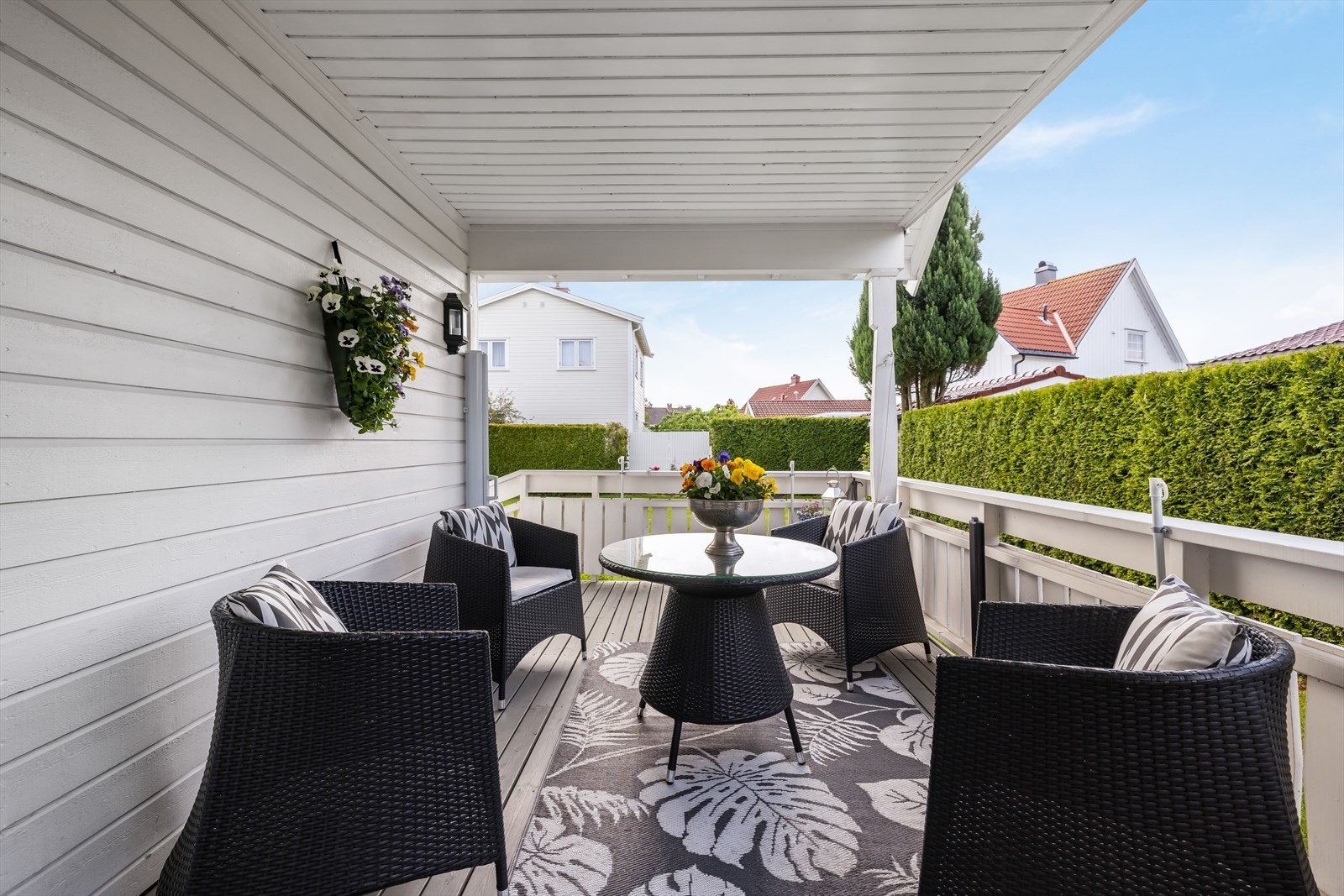 Terrasse med videre adkomst til platting og hage. Galleribilde