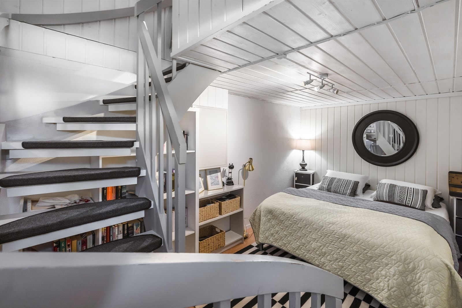 Innredet kjellerstue.
Bygningssakkyndig opplyser om at kjelleren ikke tilfredsstiller krav til rom for varig opphold, og at takhøyde er 198 cm. Galleribilde