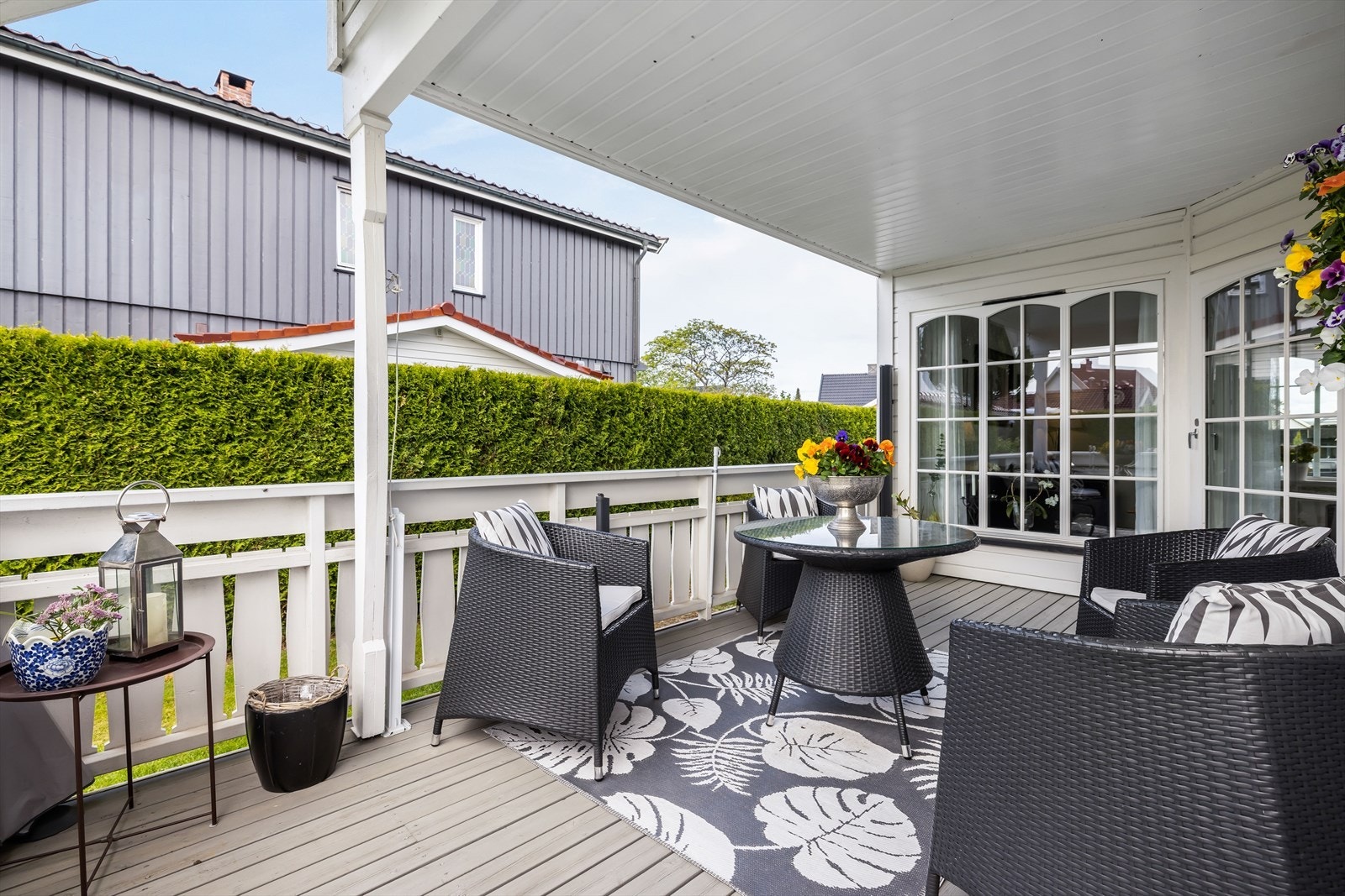 Overbygd terrasse ut fra stuen Galleribilde