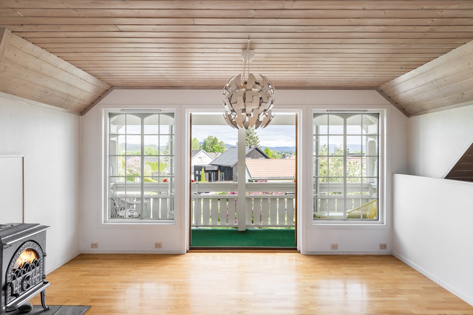 Utgang via to fløyet dør til en overbygd balkong med nydelig utsikt og fine solforhold. Galleribilde
