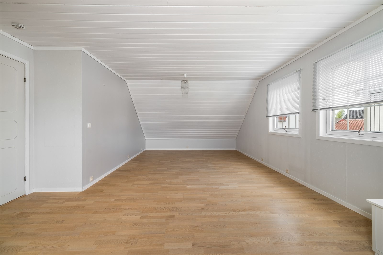 Det ene soverommet har tidligere vært to soverom, og er nå utvidet og har meget god plass Galleribilde
