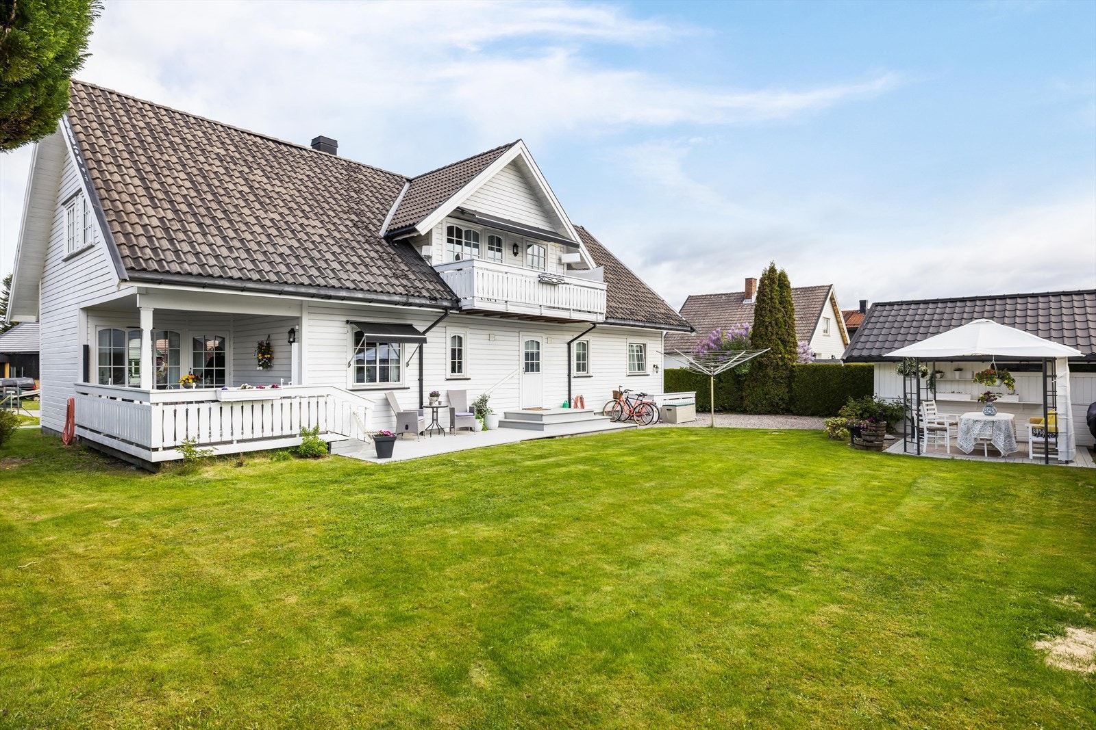 Innholdsrik hel tomannsbolig som er horisontaldelt. To separate innganger, med mulighet for å åpne opp dør i mellomgang i 1. etasje til trappegang til 2. etasje for å bruke hele boligen som en boenhet. Galleribilde
