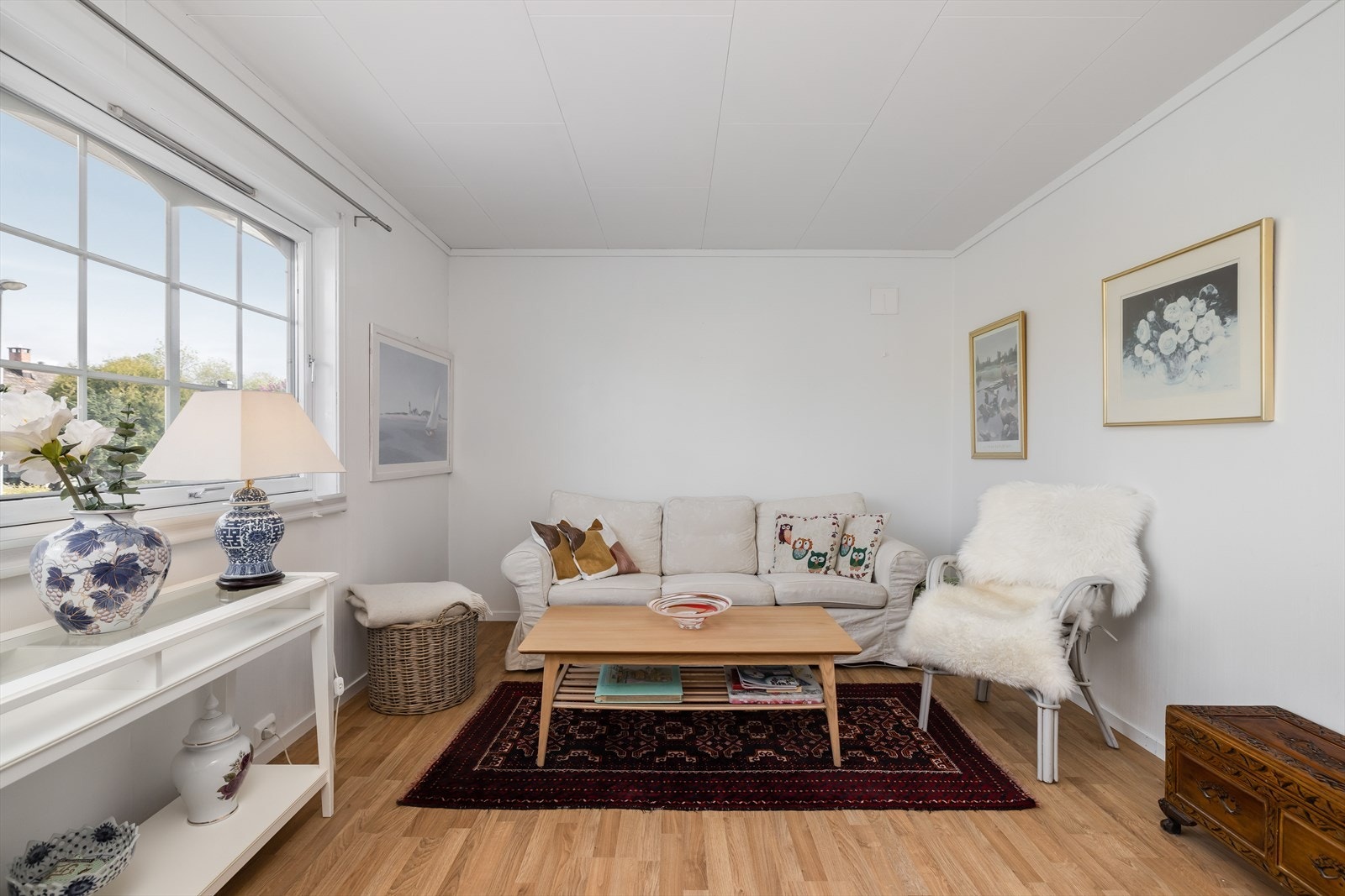 Her er det ny laminat for ca. 4 år siden, malt opp og tapetsert og det er isolert vegg mot trapp opp til 2.etg. Hvite tak-ess plater i himling. Galleribilde