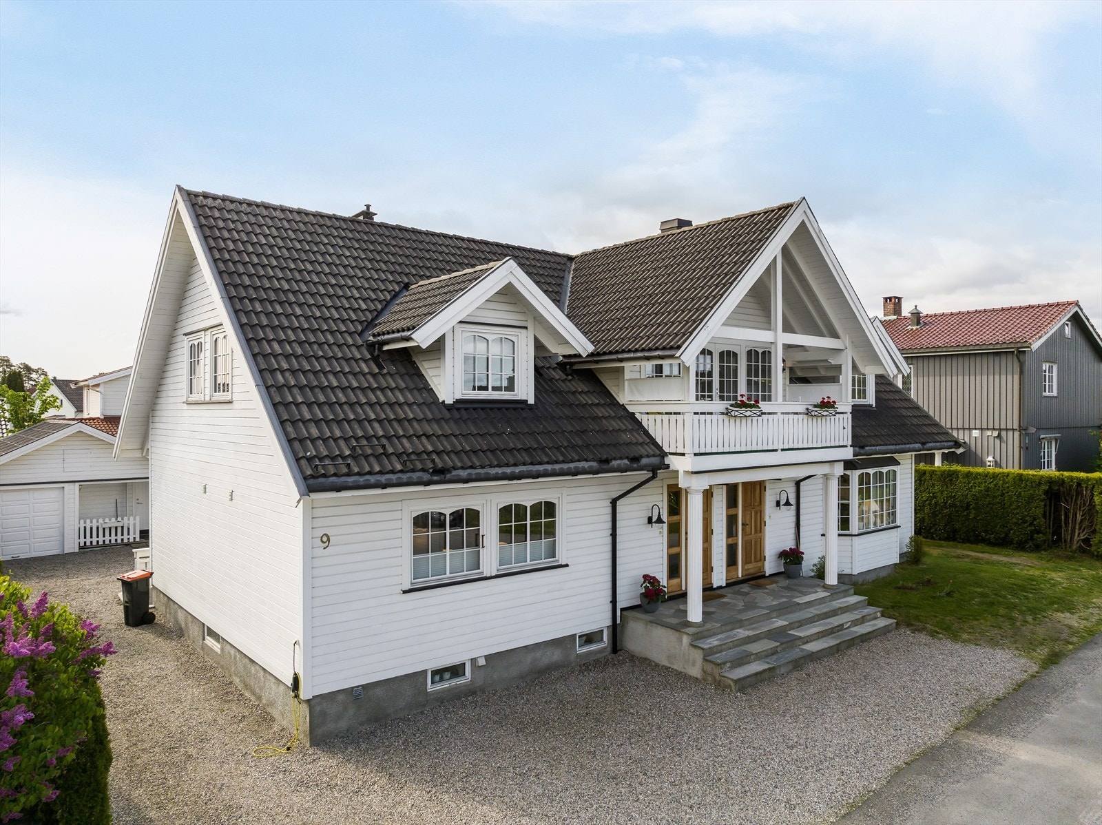 Boligen ble opprinnelig bygget i 1949, men er gjenoppbygget over grunnmur i 1989 på grunn av brann. Galleribilde