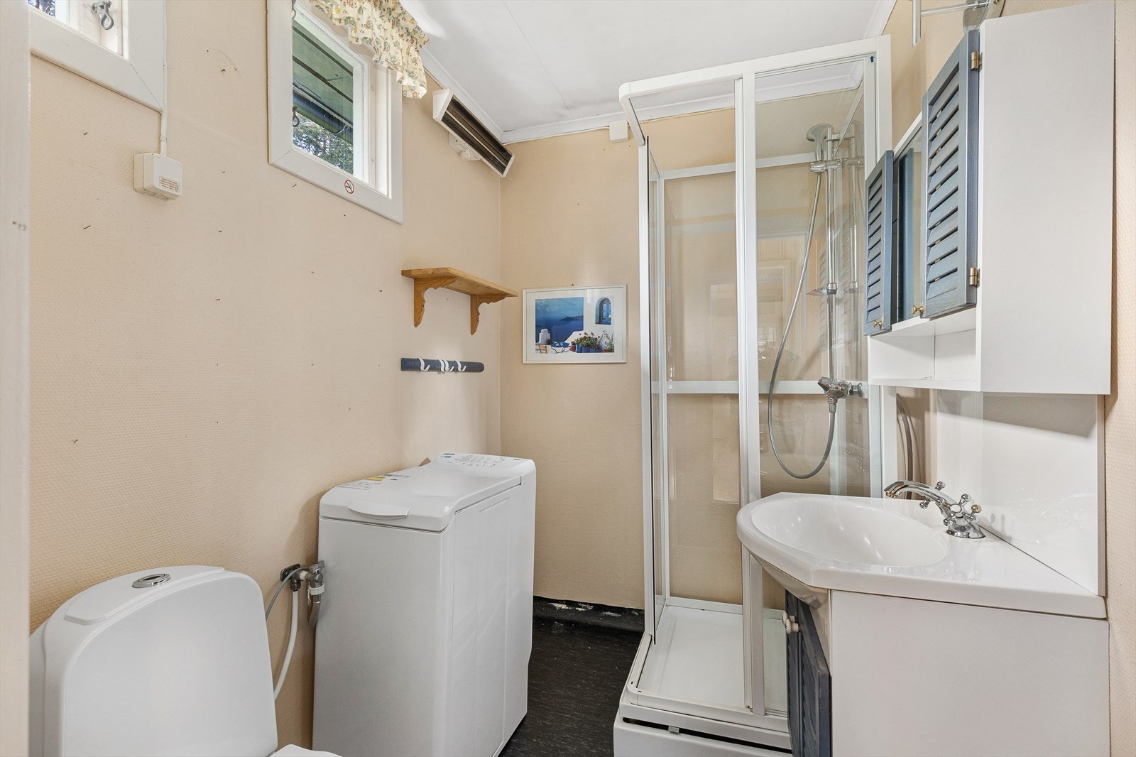 Badet i eneboligen har dusjkabinett og opplegg for vaskemaskin. Galleribilde