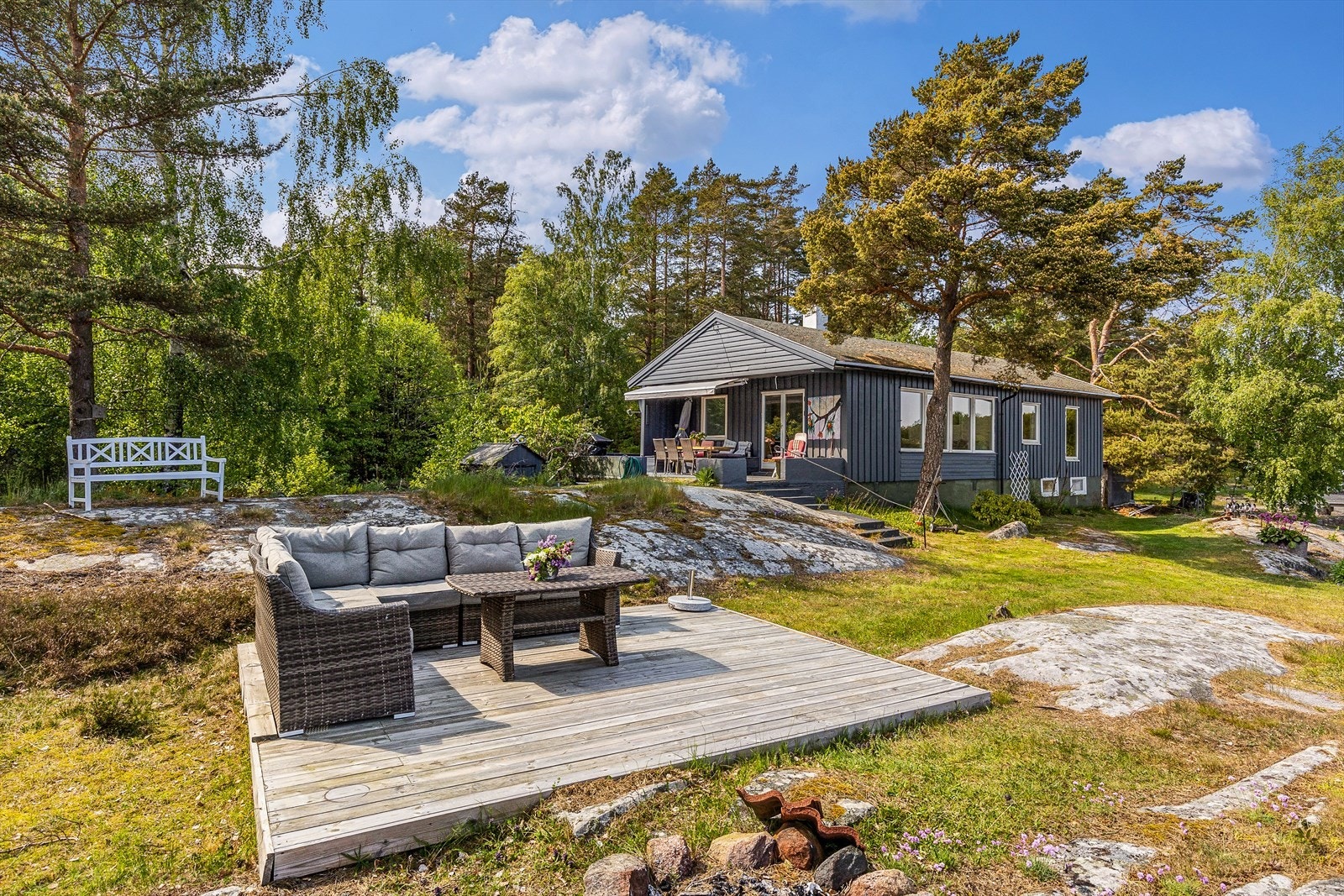 Markterrassen i front av eiendommen har god plass til en romslig sofagruppe. Galleribilde