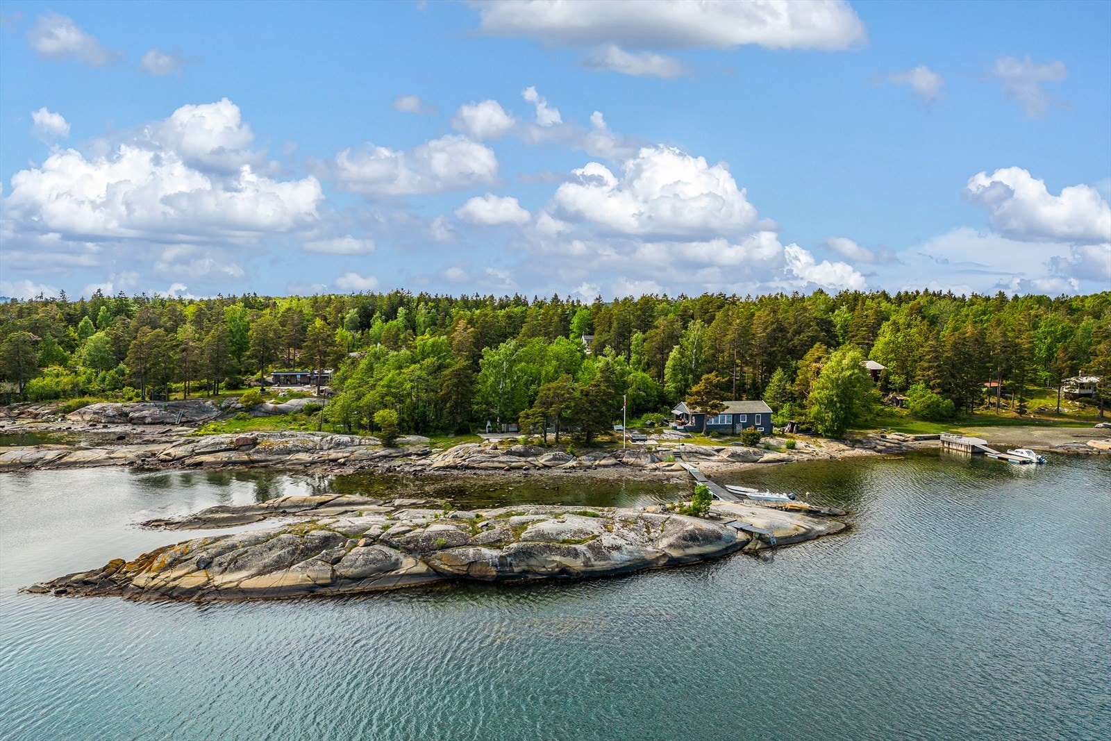Eiendommen er et sommerparadis av de sjeldne med østvendt strand og skog i bakkant mot vest. Galleribilde