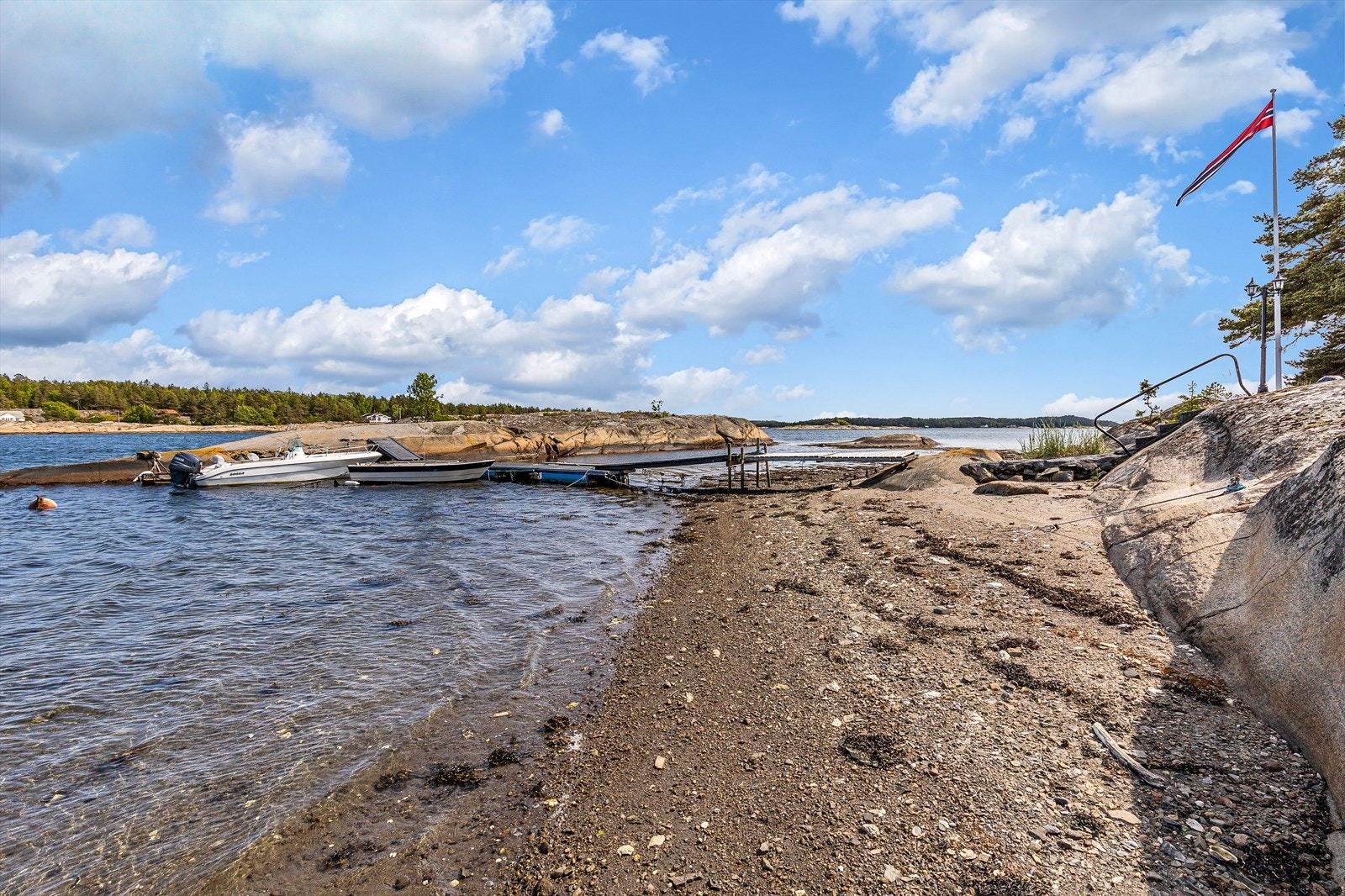 Egen sandstrand med badeforhold. Galleribilde