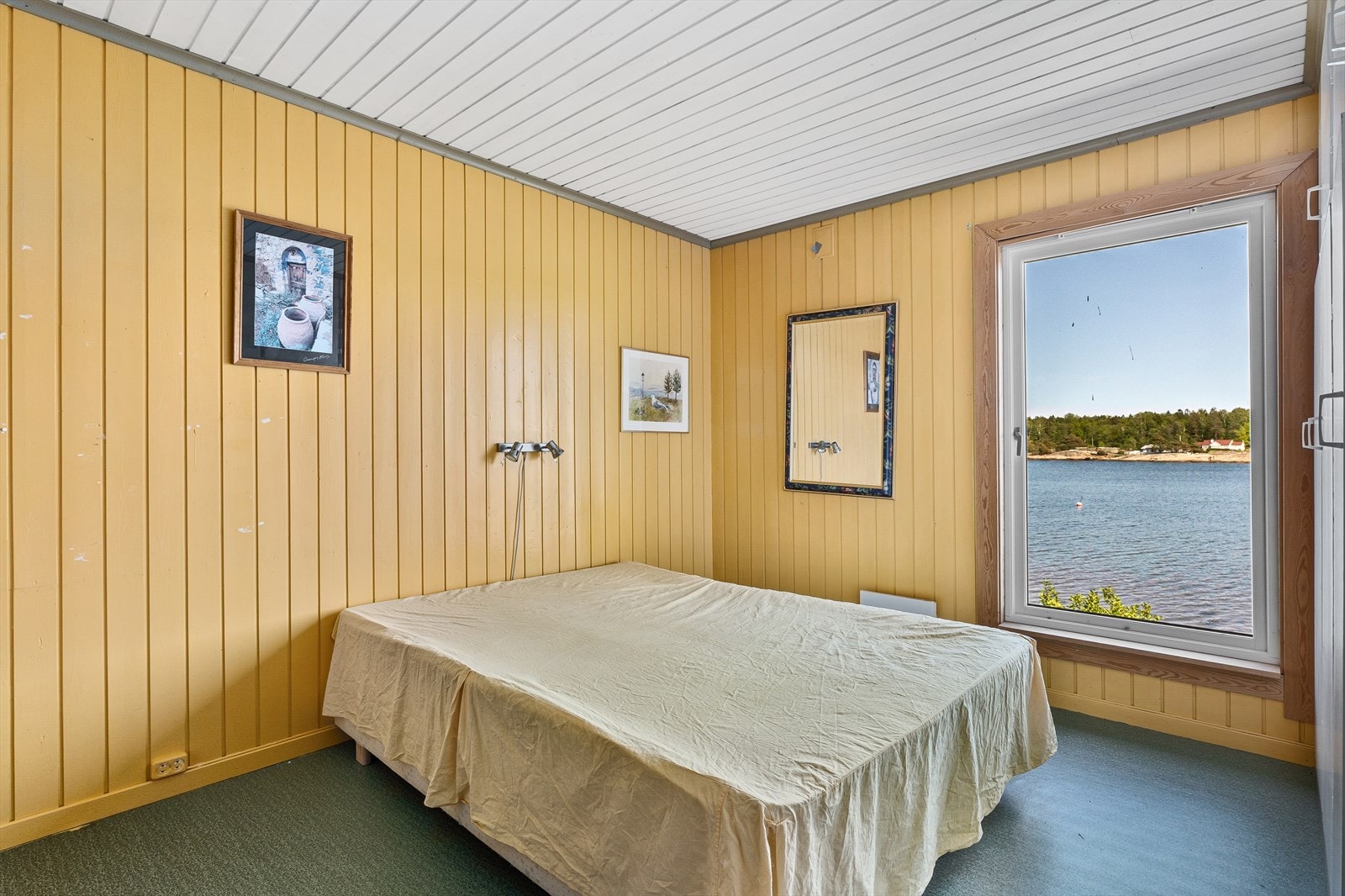 Hytta har tre gode soverom, hvorav to vendt mot sjøen. Galleribilde