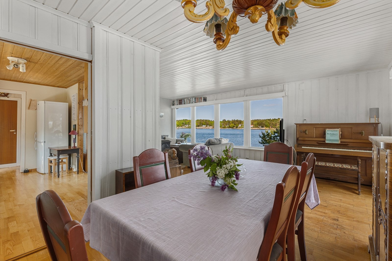 Det er god plass til sofagruppe og spisebord i stuen. To døråpninger skaper god kontakt med kjøkkenet. Galleribilde