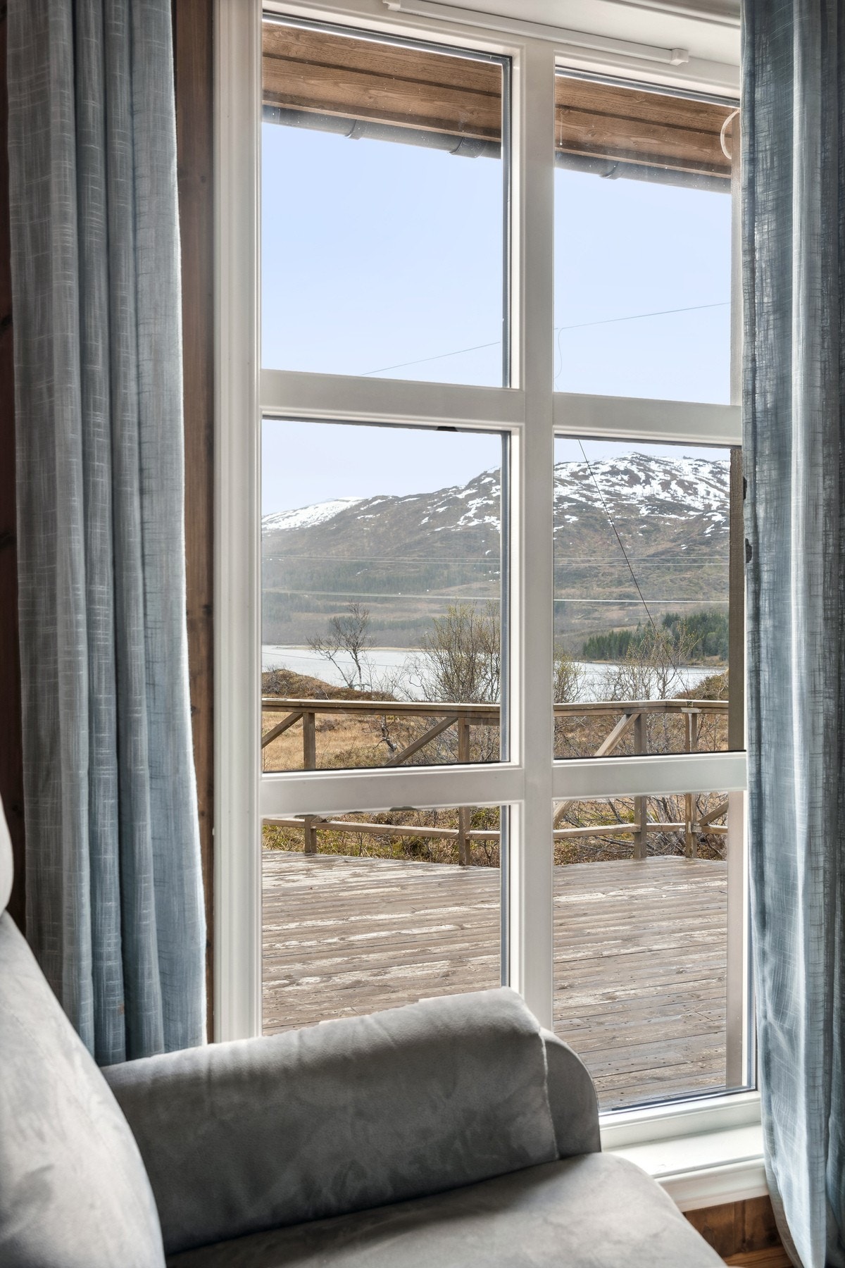 Flott utsikt mot sjø og fjell Galleribilde