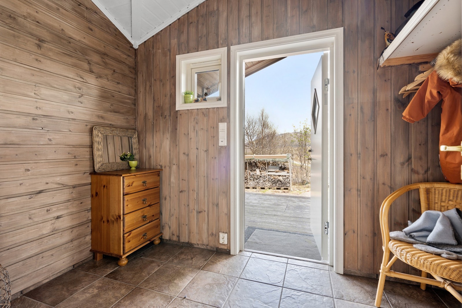 Entre med fliser på gulv og varmekabler Galleribilde