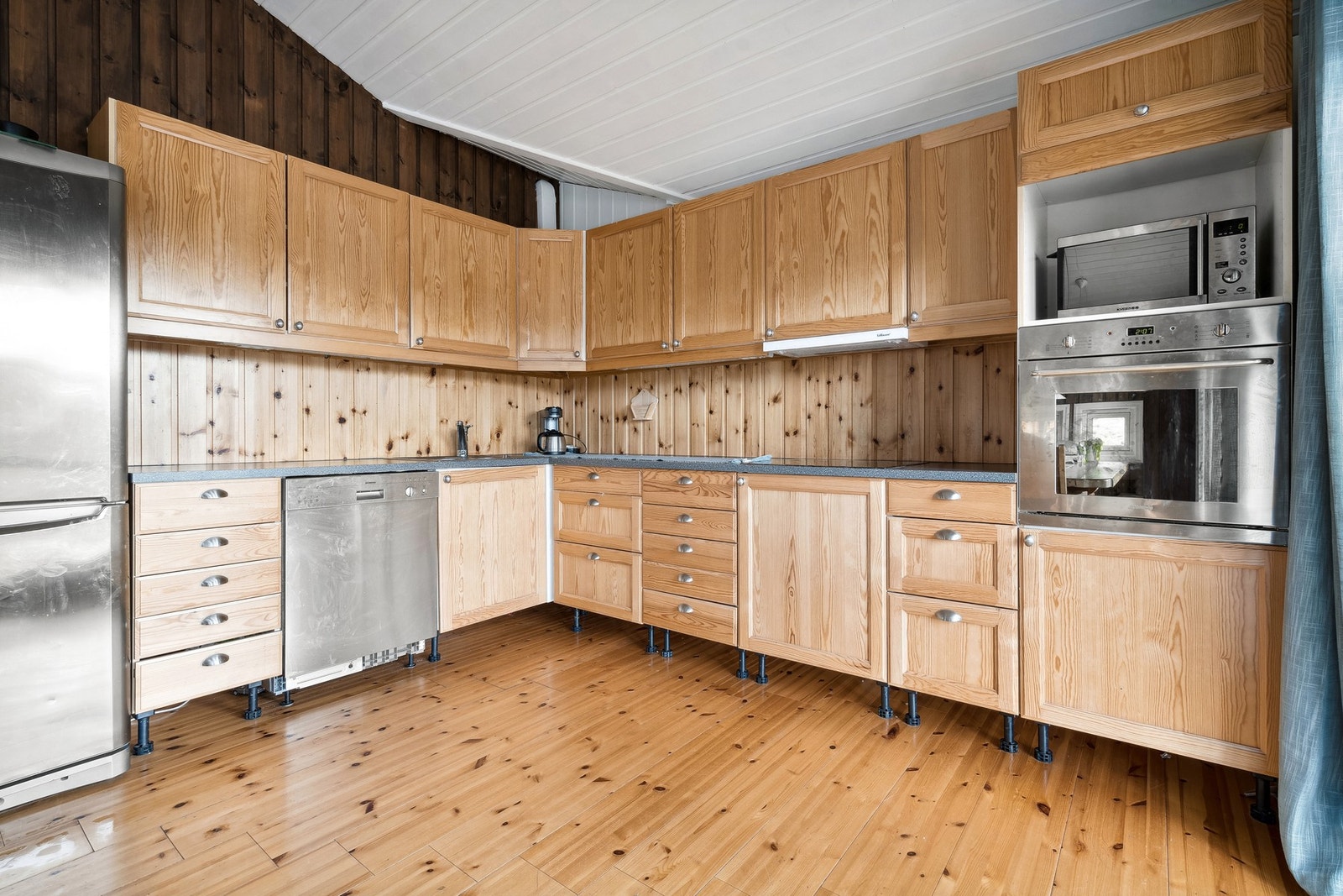 Kjøkken med god skap- og benkeplass Galleribilde