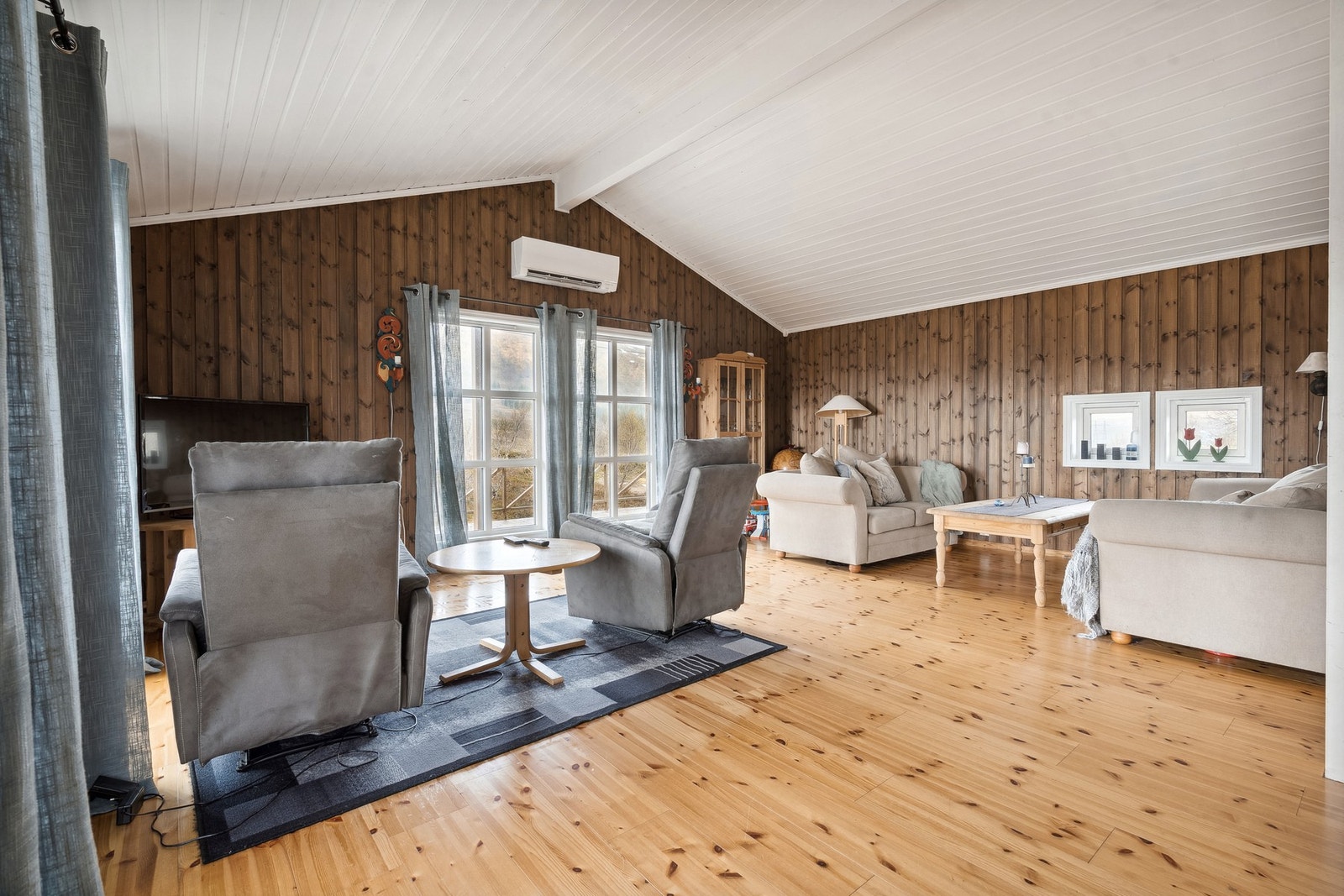 Stuen er romslig med luftig takhøyde som gir god romfølelse Galleribilde