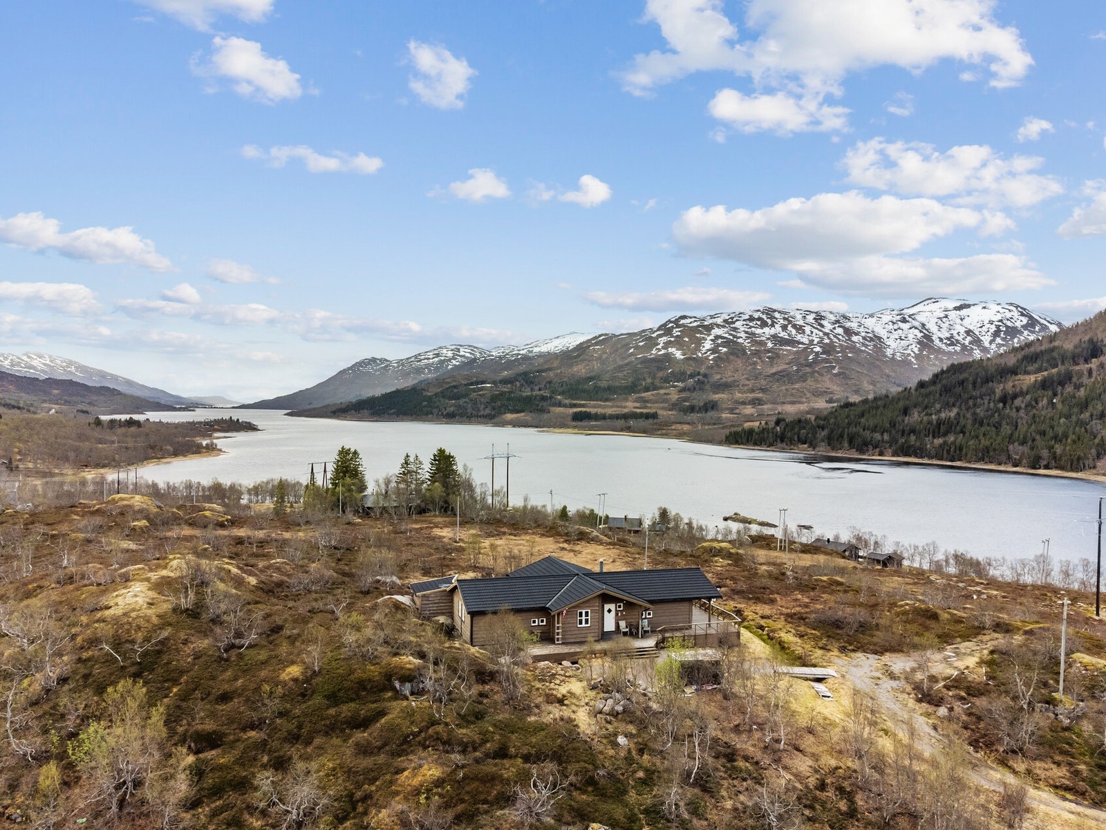 EiendomsMegler 1 v/ Bente Norhild Larsen har gleden av å ønske velkommen til Kanstadbotnen 22! -Foto: EFKT Galleribilde