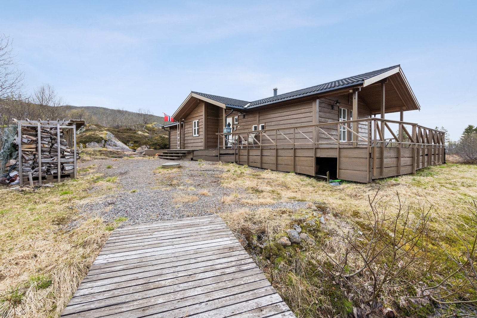 Veranda som strekker seg rundt store deler av hytta Galleribilde