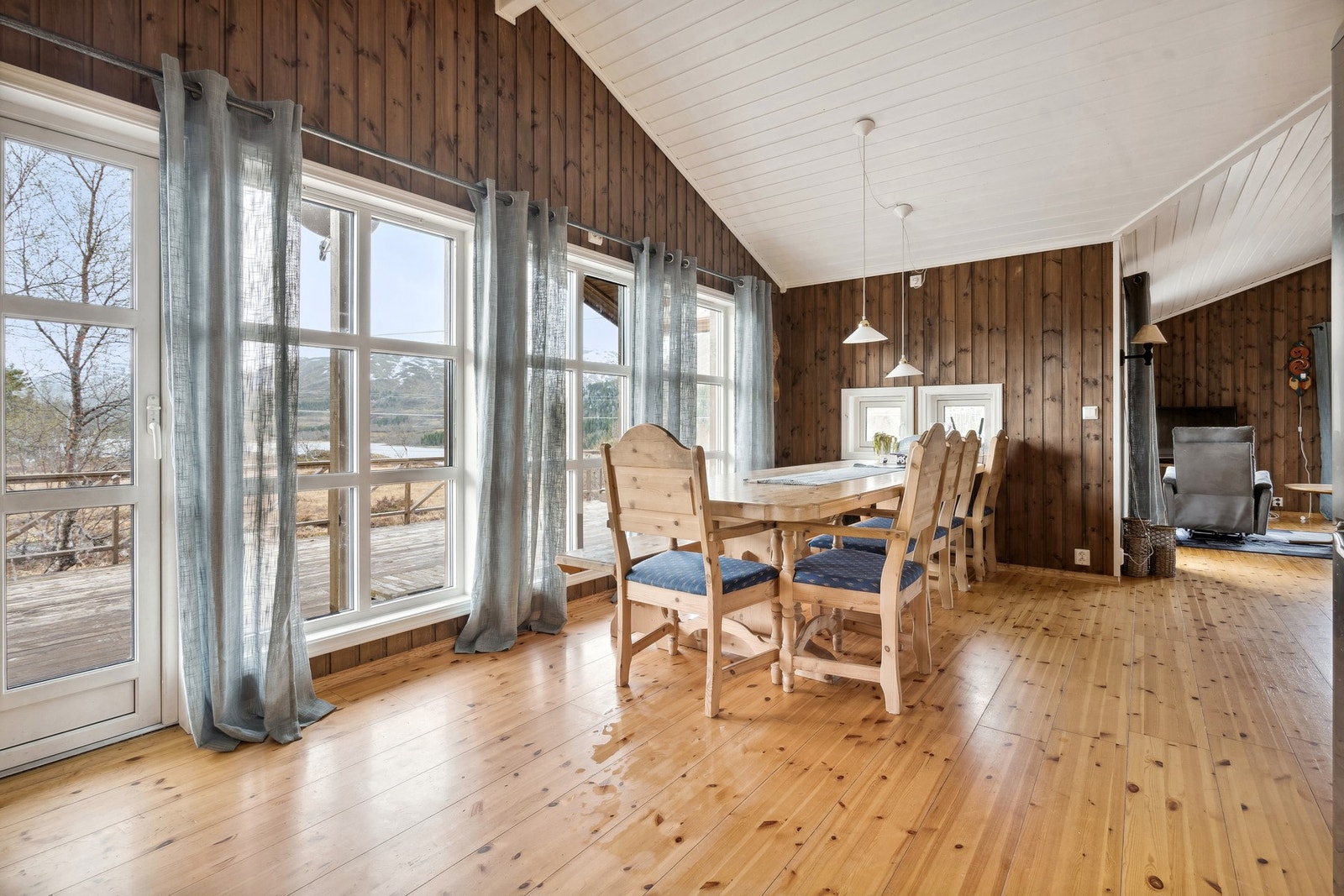 Romslig spisestue i tilknytning til kjøkkenet med nydelig utsikt Galleribilde