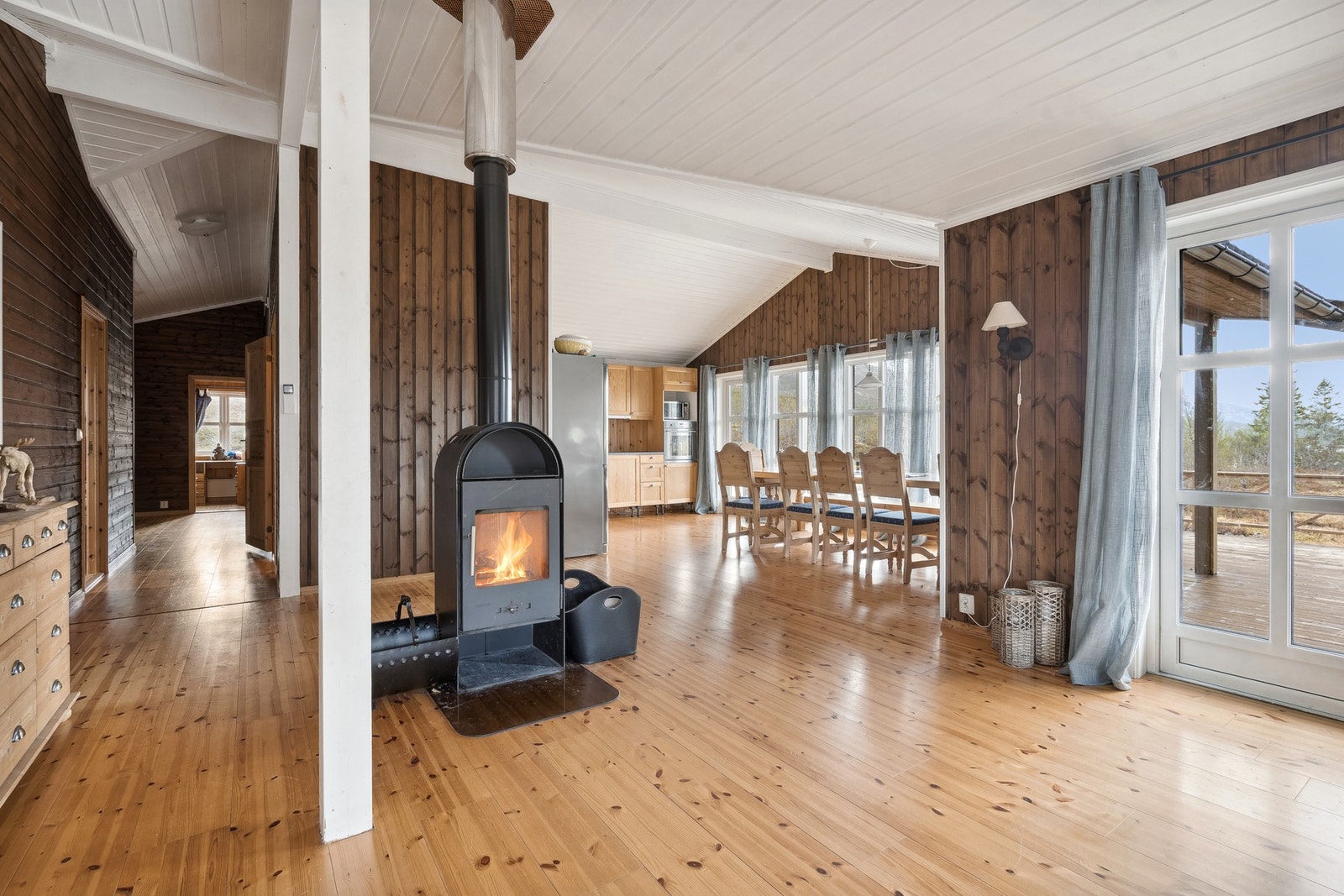 Stue og kjøkken i delvis åpen løsning Galleribilde