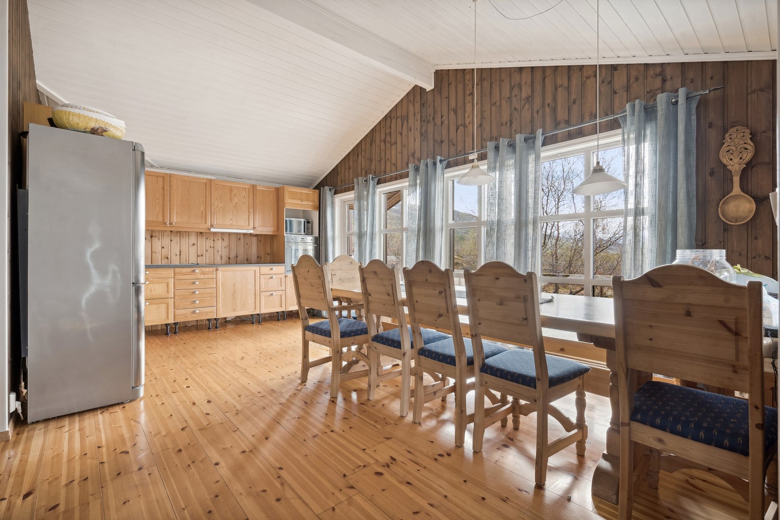 Kjøkken og spisestuedel Galleribilde